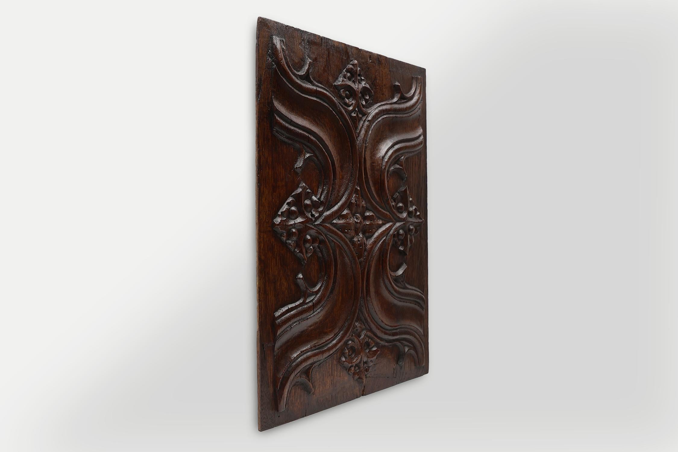Oak Gothic oak sculpted panel from the 16th century, Belgium For Sale