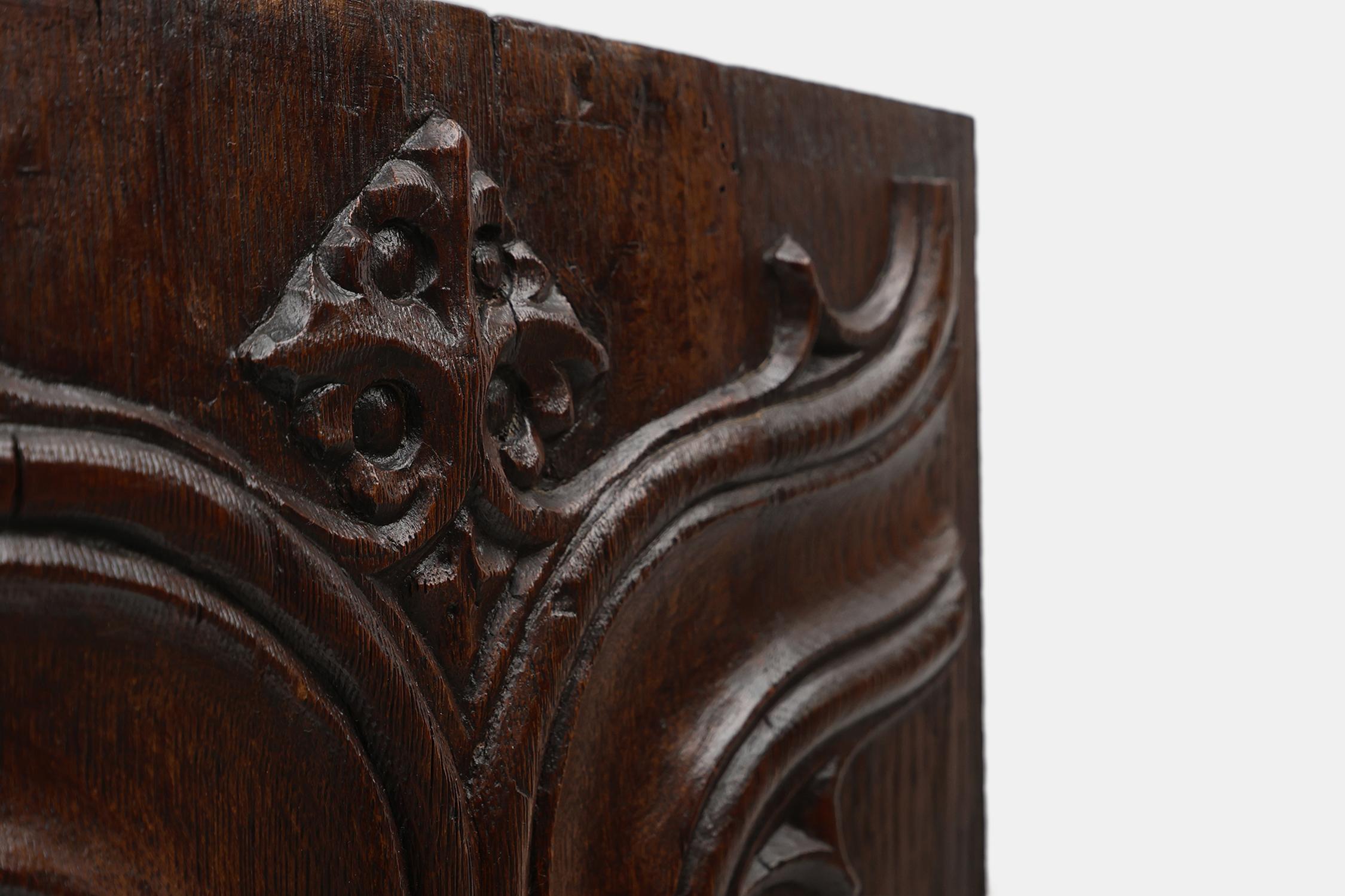 Gothic oak sculpted panel from the 16th century, Belgium For Sale 1