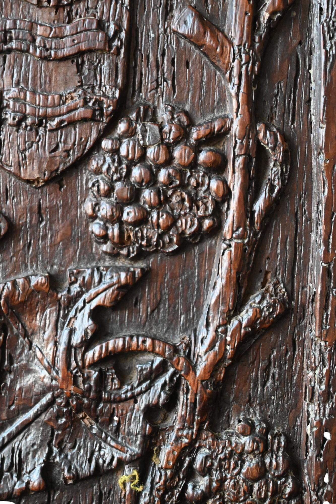Gothique Gothic period carved oak panel, 14th - 15th century en vente