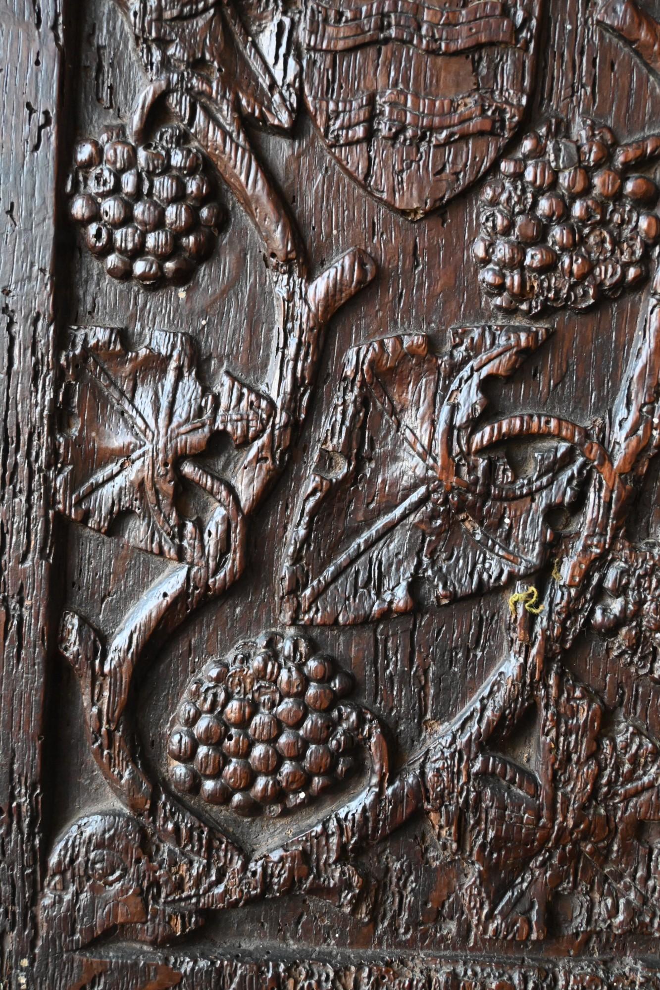 Sculpté à la main Gothic period carved oak panel, 14th - 15th century en vente
