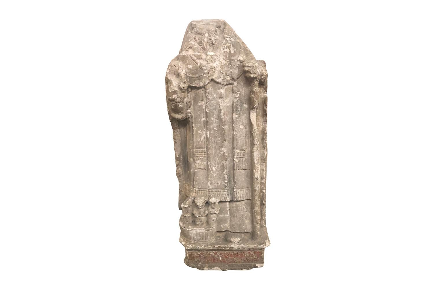 Eine wunderbare, handgeschnitzte Steinstatue des Heiligen Nikolaus aus der Gegend von Avignon in Frankreich aus der Gotik. Der nun kopflose Nikolaus hält seinen Stab und zu seinen Füßen liegen drei Kinder in einer Wanne.