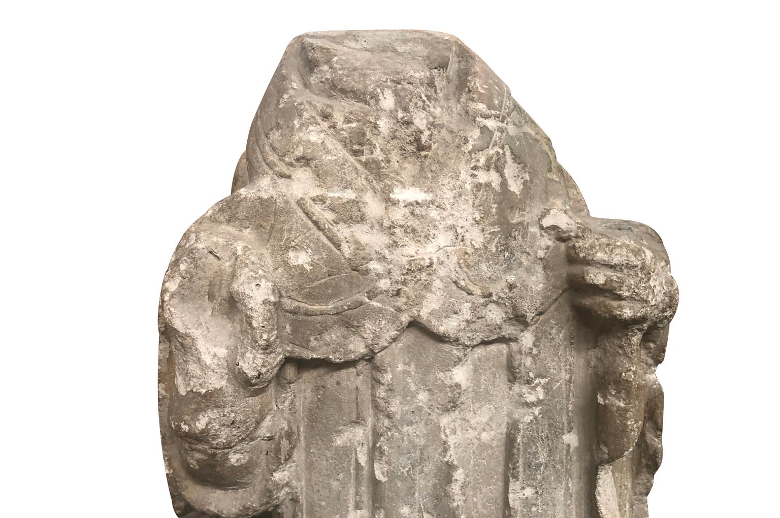 Geschnitzte Steinstatue des Heiligen Nikolaus aus der gotischen Periode im Angebot 1