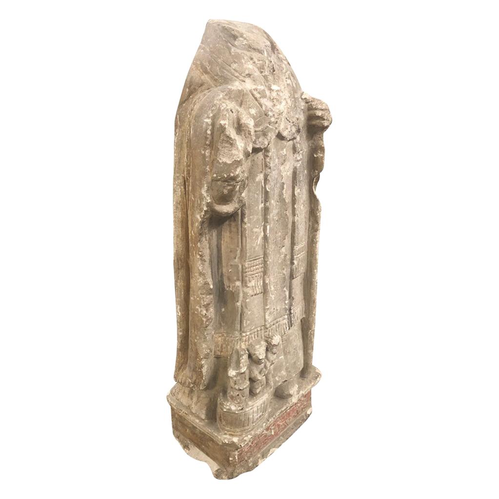 Geschnitzte Steinstatue des Heiligen Nikolaus aus der gotischen Periode im Angebot