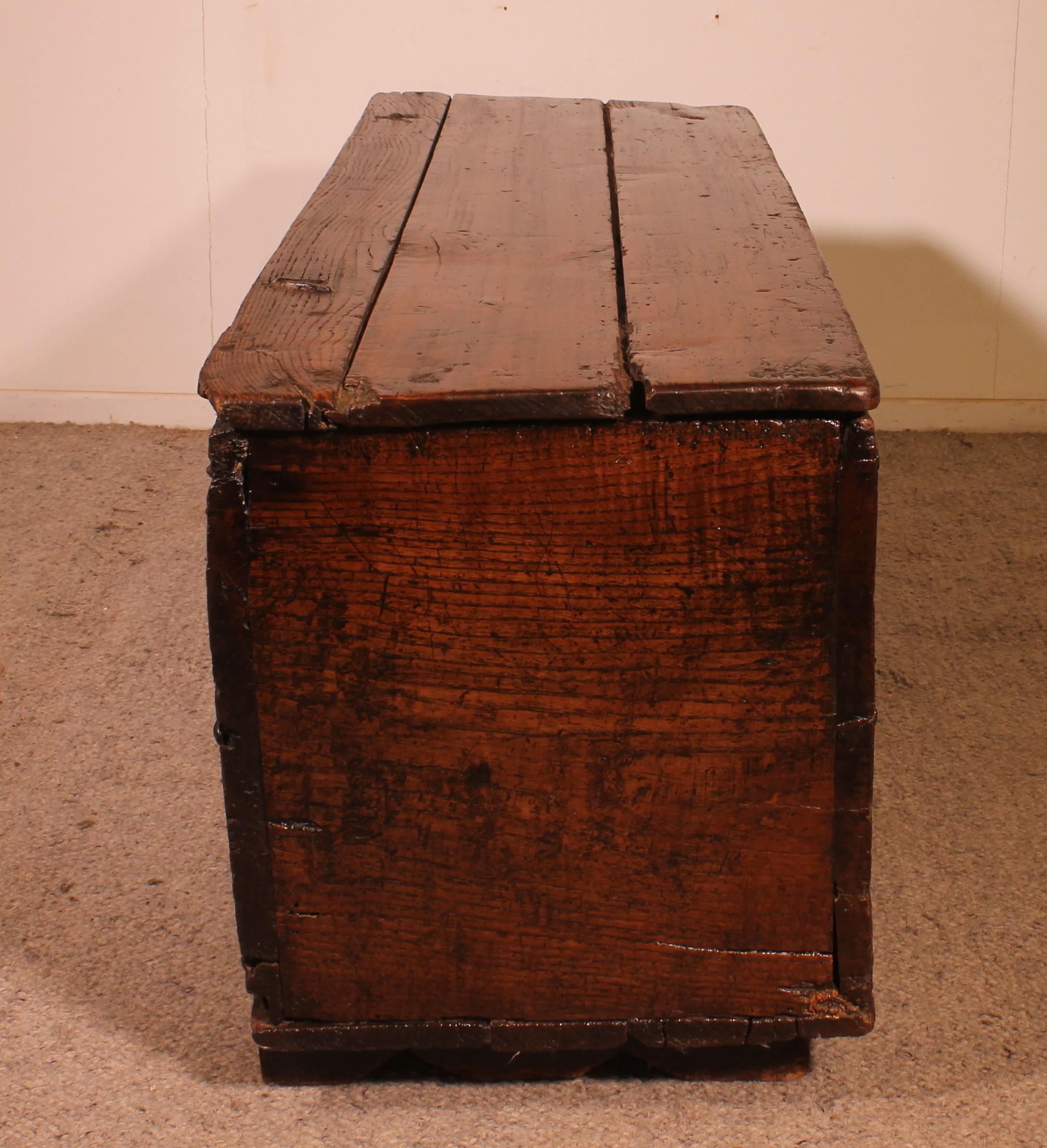 Gothic Period Oak Chest 15 Century im Angebot 3