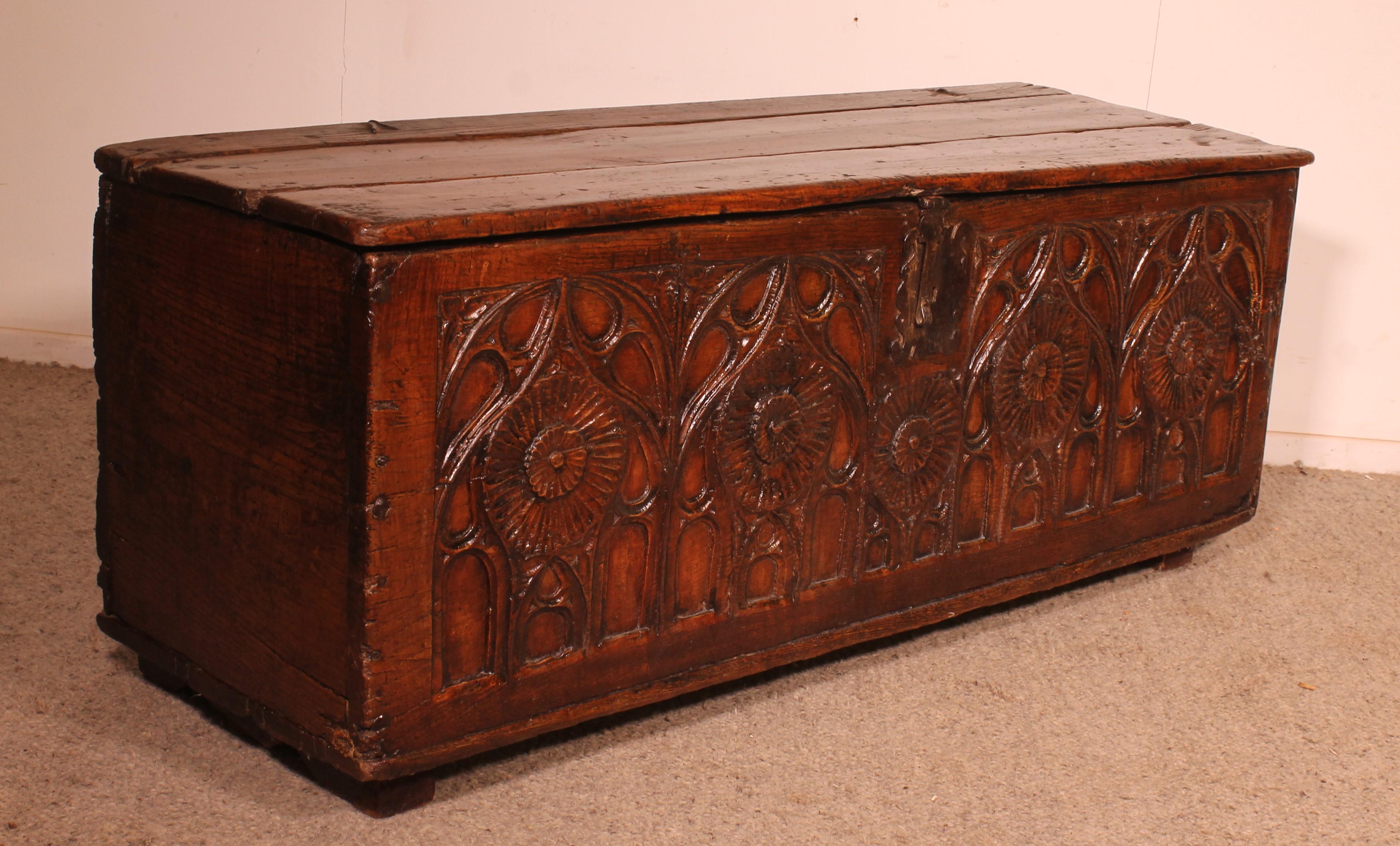 Gothic Period Oak Chest 15 Century im Angebot 4