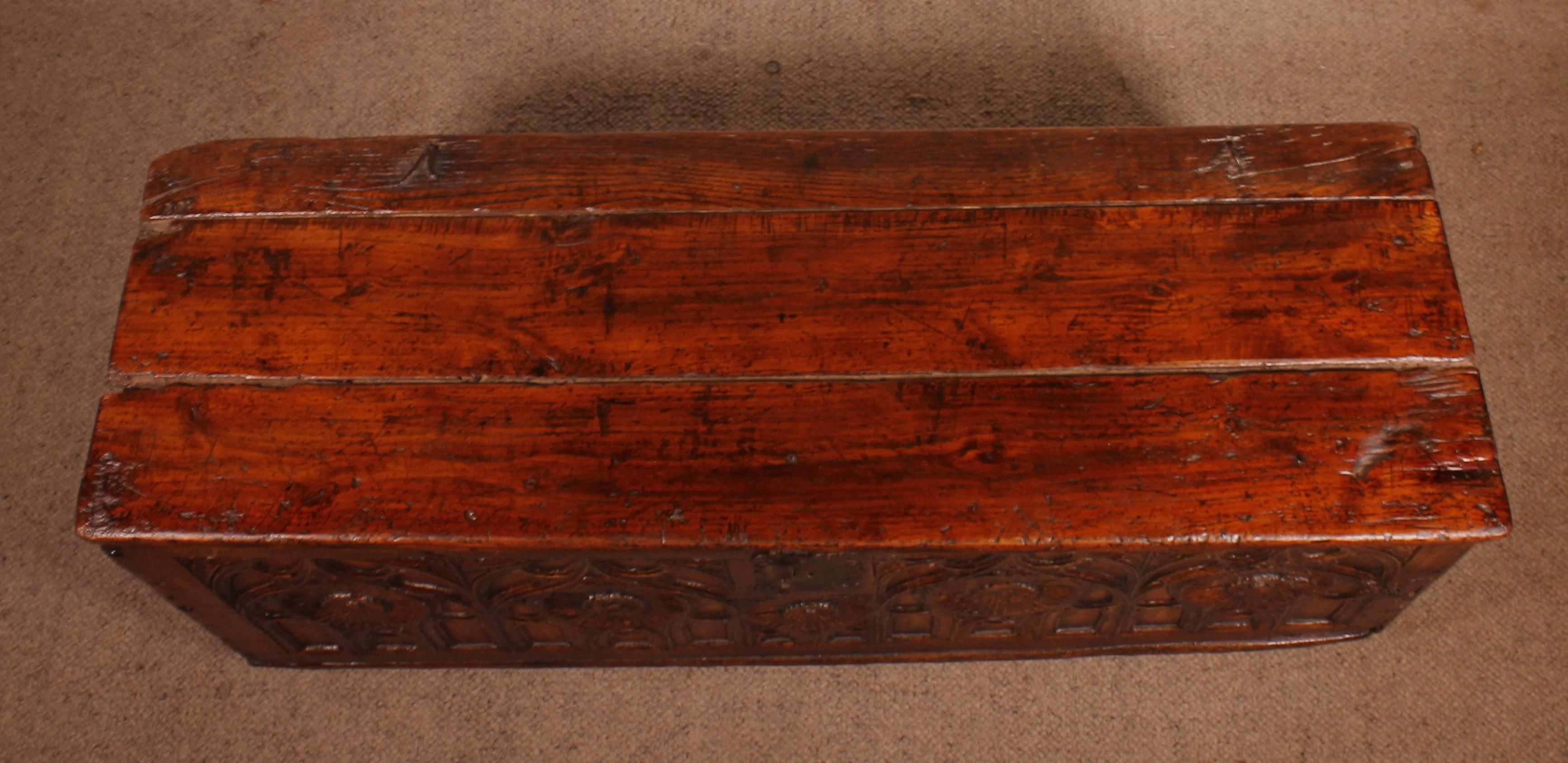 Gothic Period Oak Chest 15 Century im Angebot 5