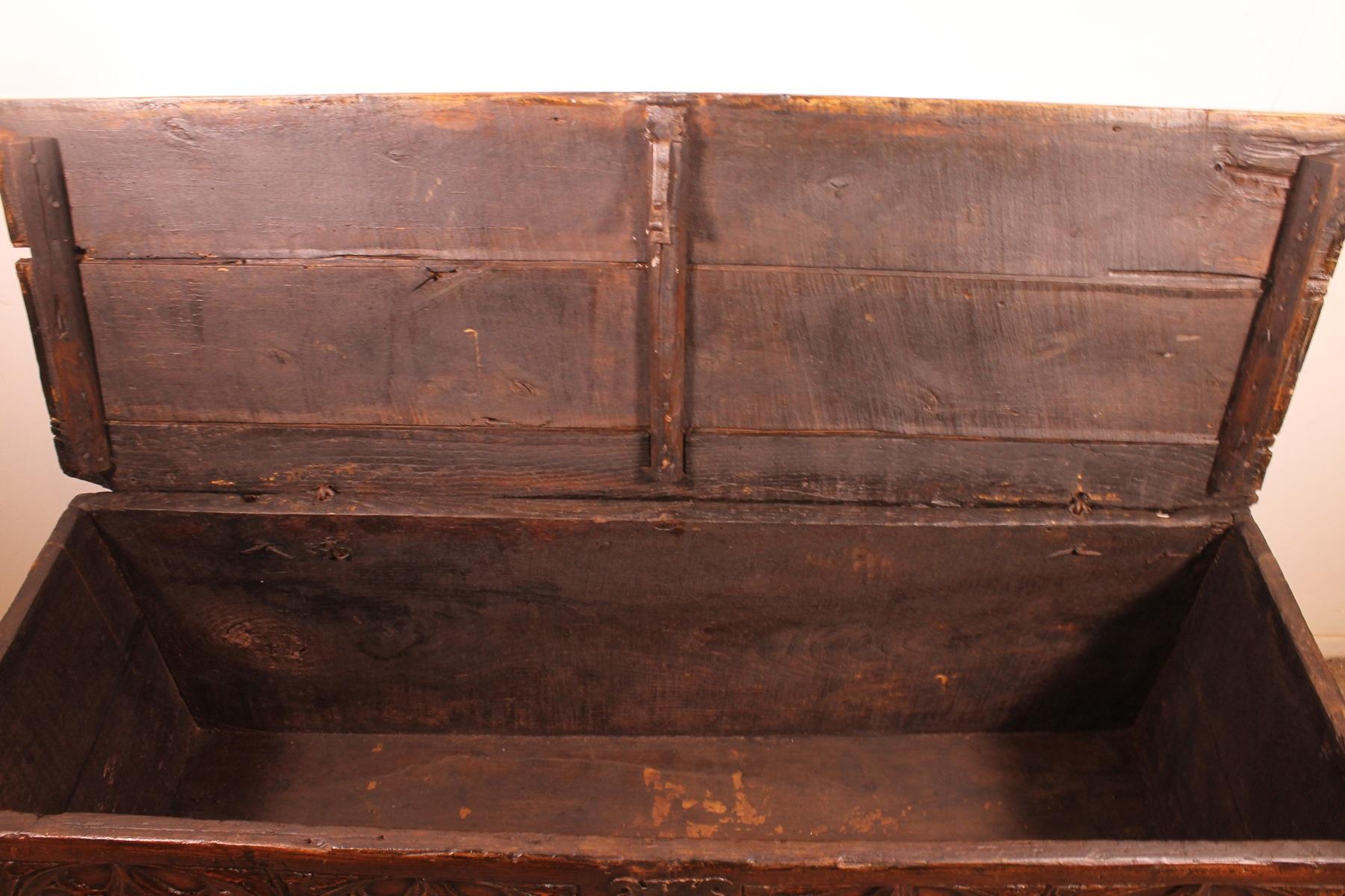 Gothic Period Oak Chest 15 Century im Angebot 7