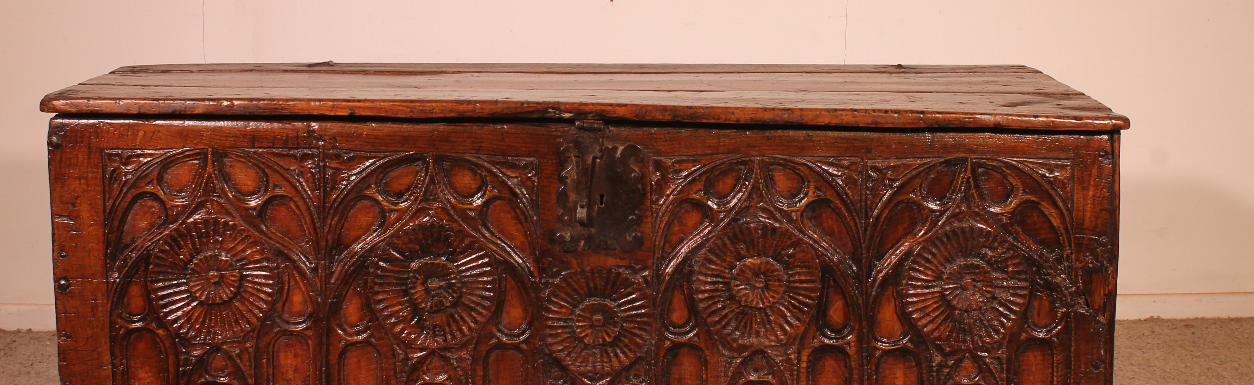 exceptional late 15th century/early 16th century carved oak Gothic period  chest from Northern of France.

Very fine example of a flamboyant Gothic style chest with a superb carved face
Superb wrought iron entrance
All in very good condition since