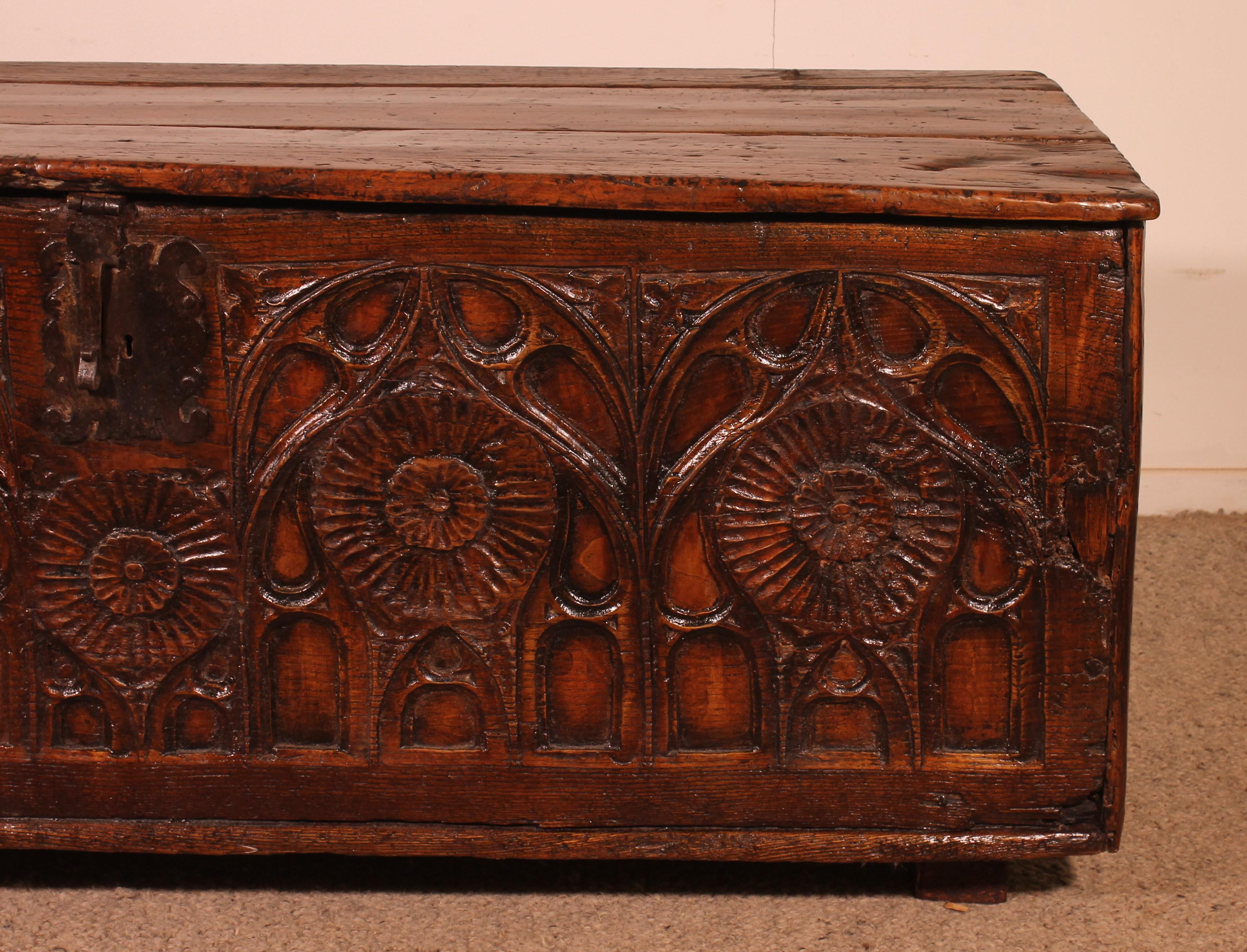 Gothic Period Oak Chest 15 Century (Französisch) im Angebot