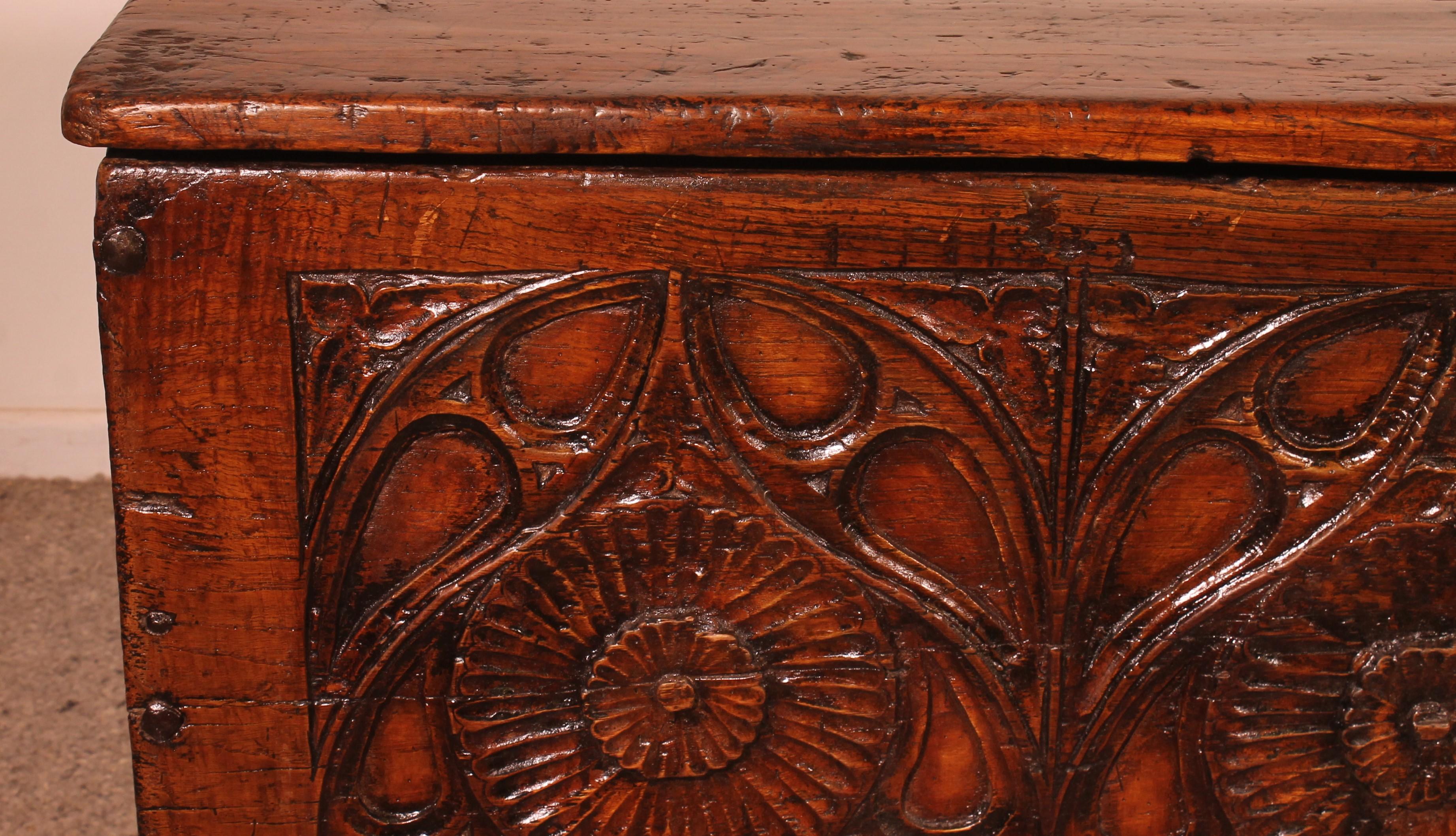 Gothic Period Oak Chest 15 Century (18. Jahrhundert und früher) im Angebot