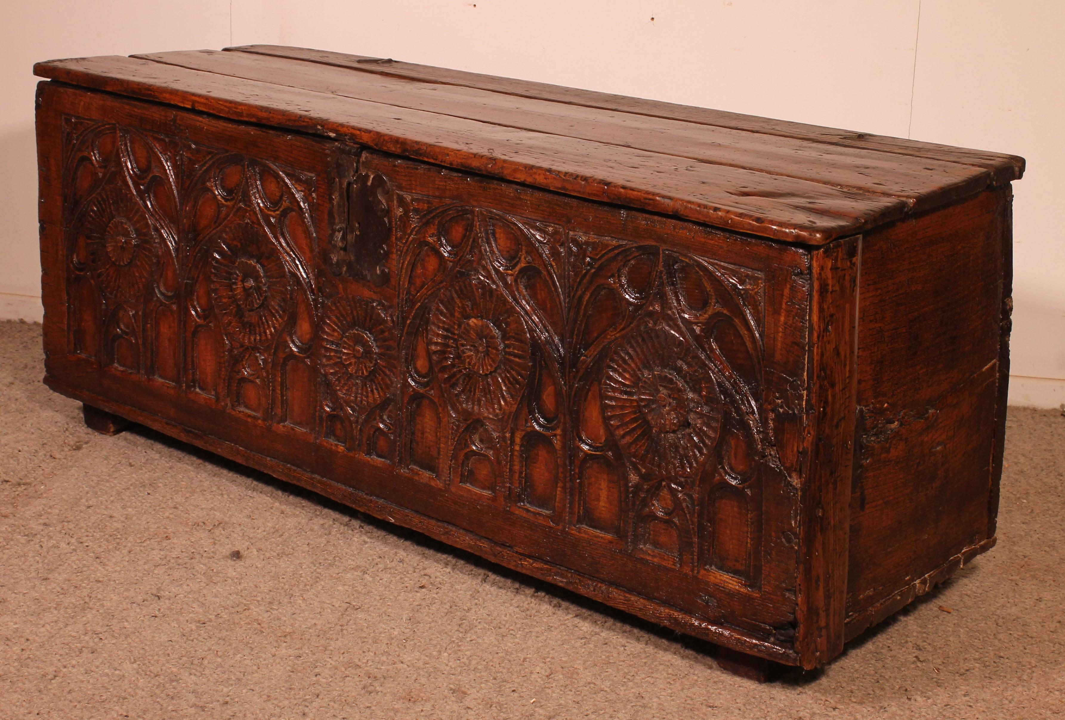 Gothic Period Oak Chest 15 Century (Eichenholz) im Angebot