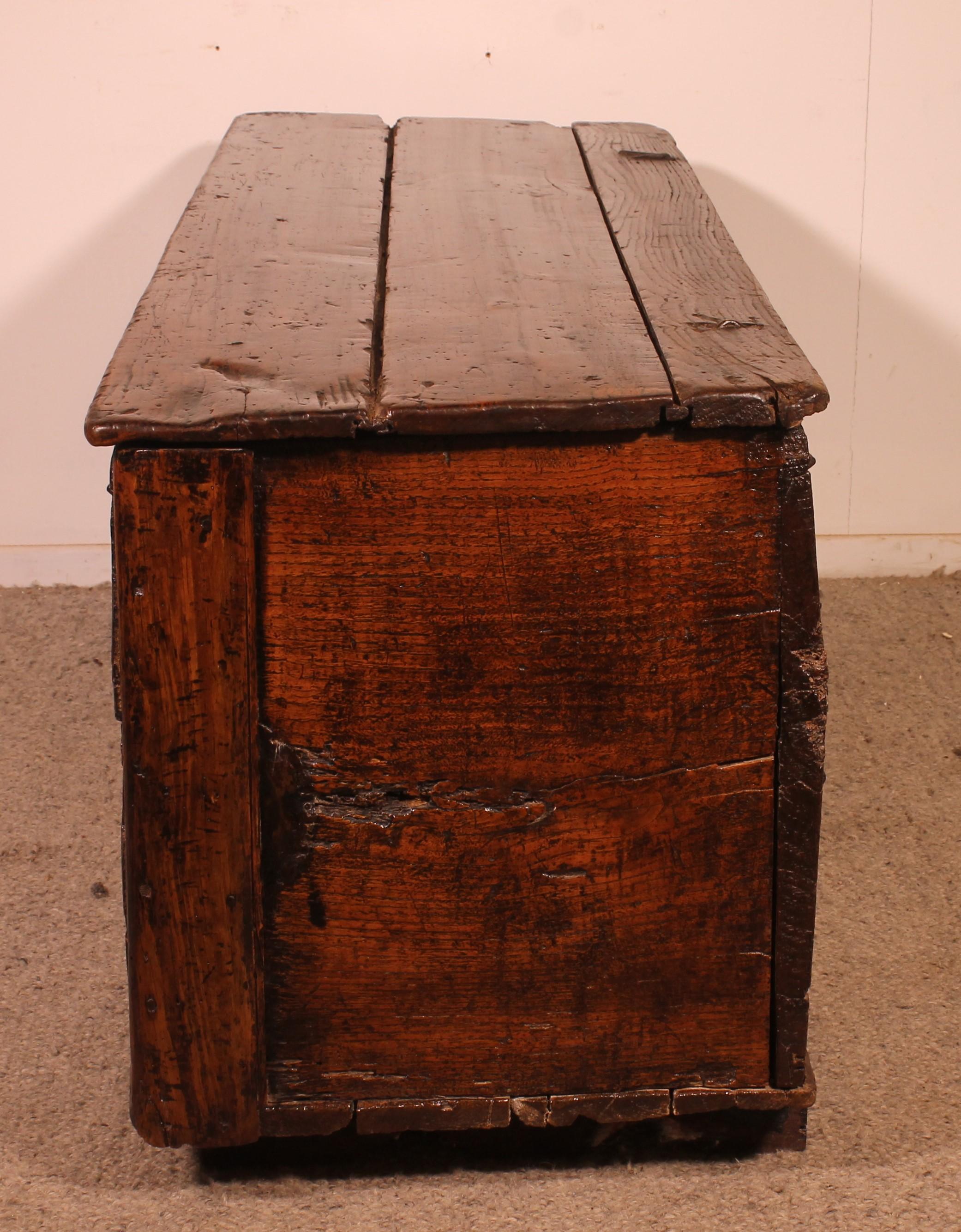 Gothic Period Oak Chest 15 Century im Angebot 1