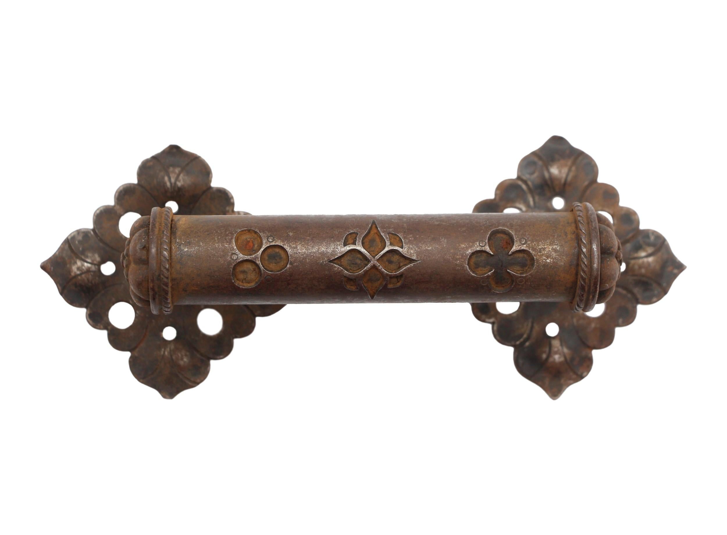 Antique 8 in. Poignée de tirage gothique en fer forgé. Il est forgé à la main et comporte des détails très complexes. Un disponible.