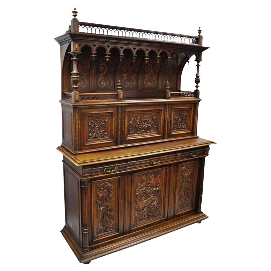 Buffet Buffet gothique Renaissance Revive en noyer sculpté Dragon Griffon