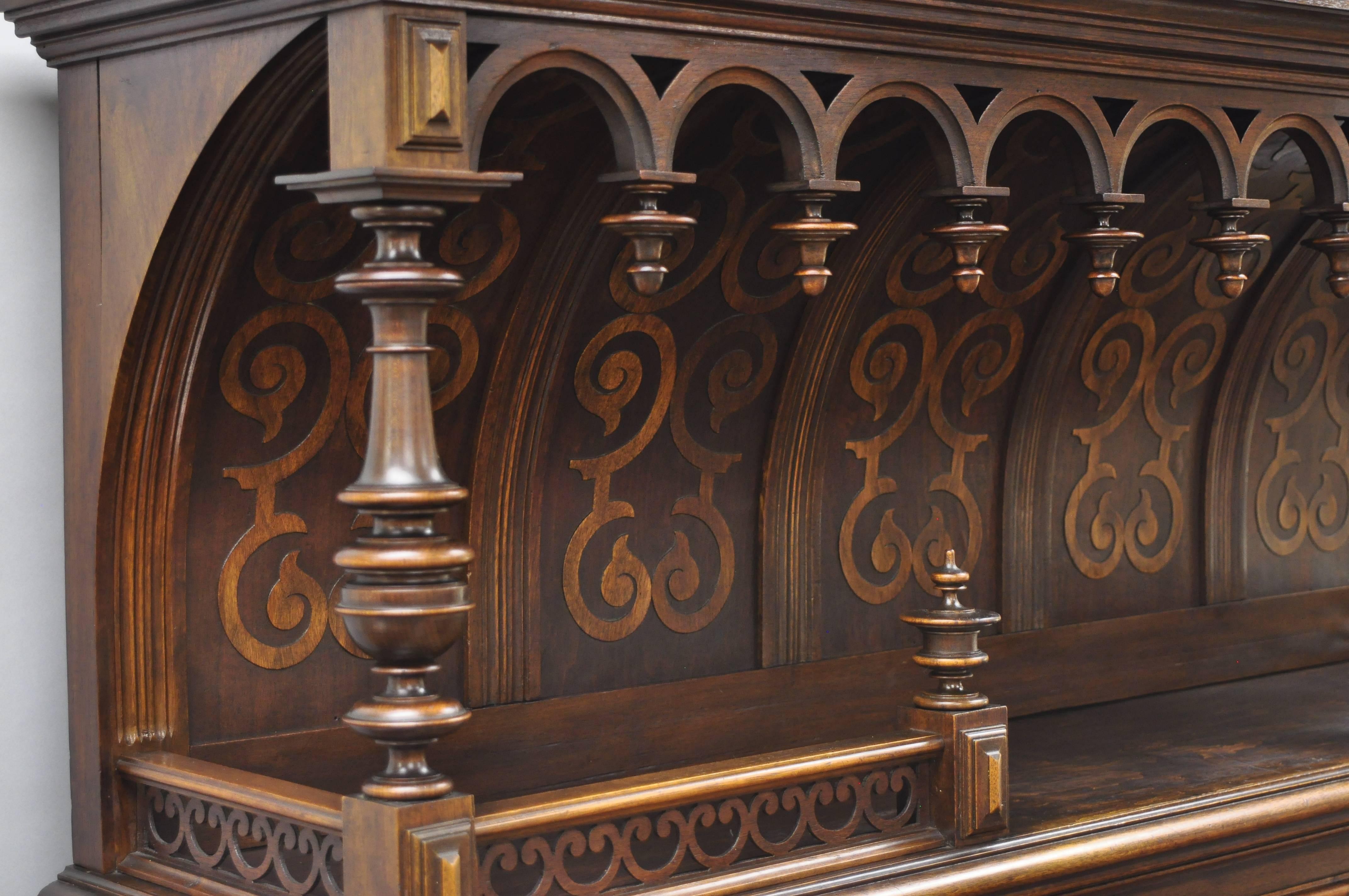 Neugotik Renaissance-Revival geschnitzt Nussbaumholz Griffin Sideboard Hutch Cabinet im Angebot 4
