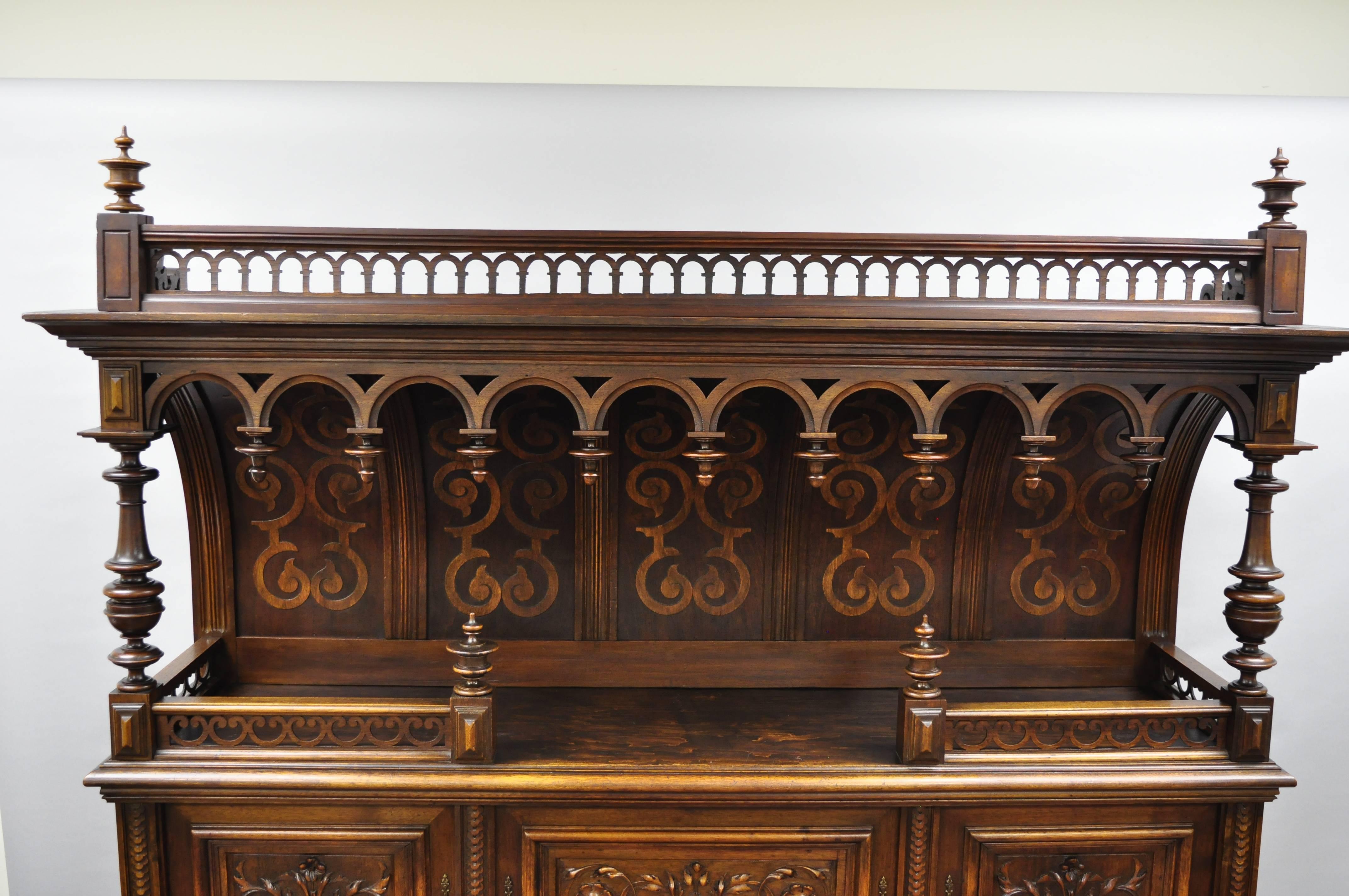 Neugotik Renaissance-Revival geschnitzt Nussbaumholz Griffin Sideboard Hutch Cabinet im Angebot 5