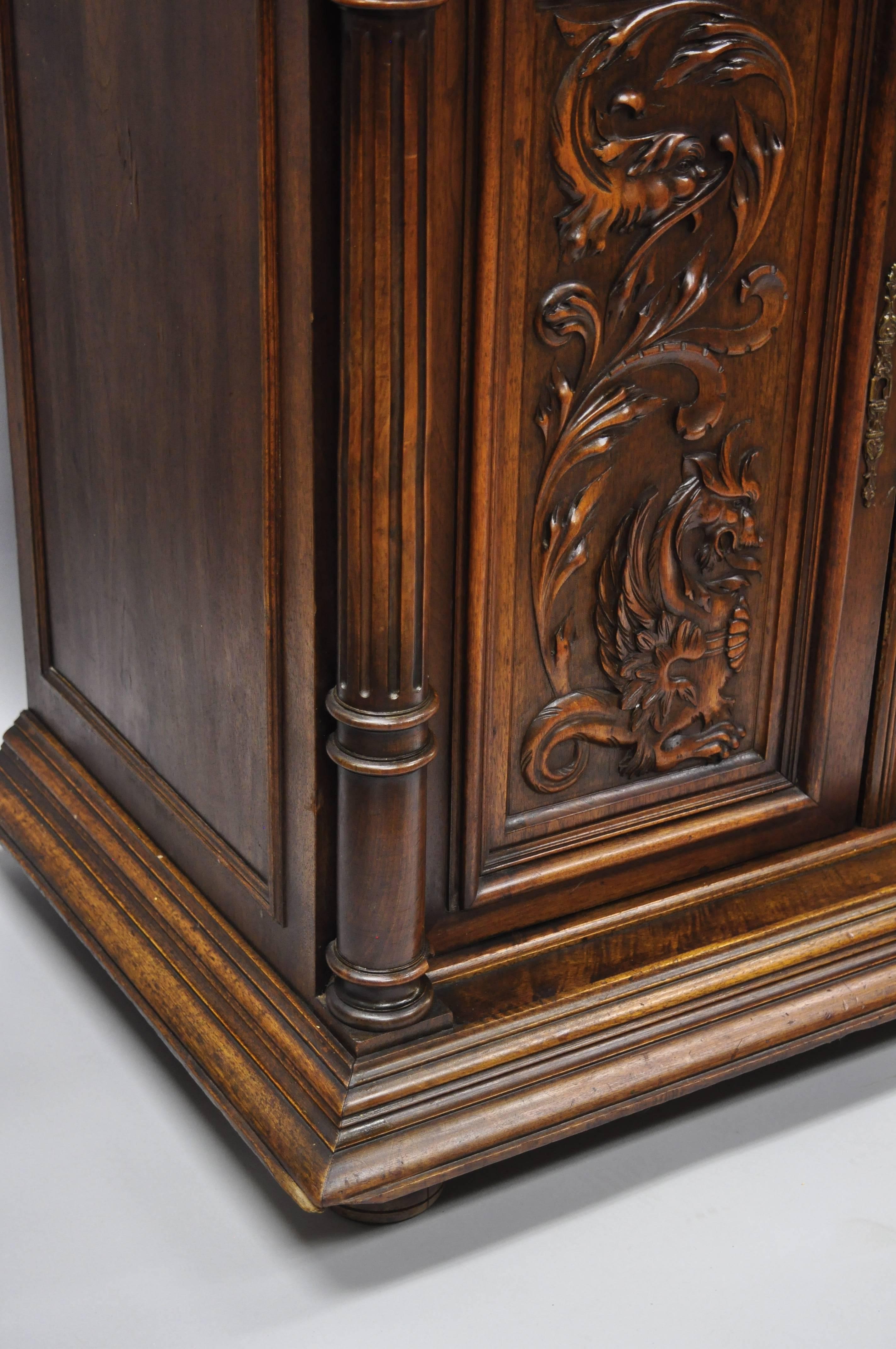 Neugotik Renaissance-Revival geschnitzt Nussbaumholz Griffin Sideboard Hutch Cabinet im Angebot 8