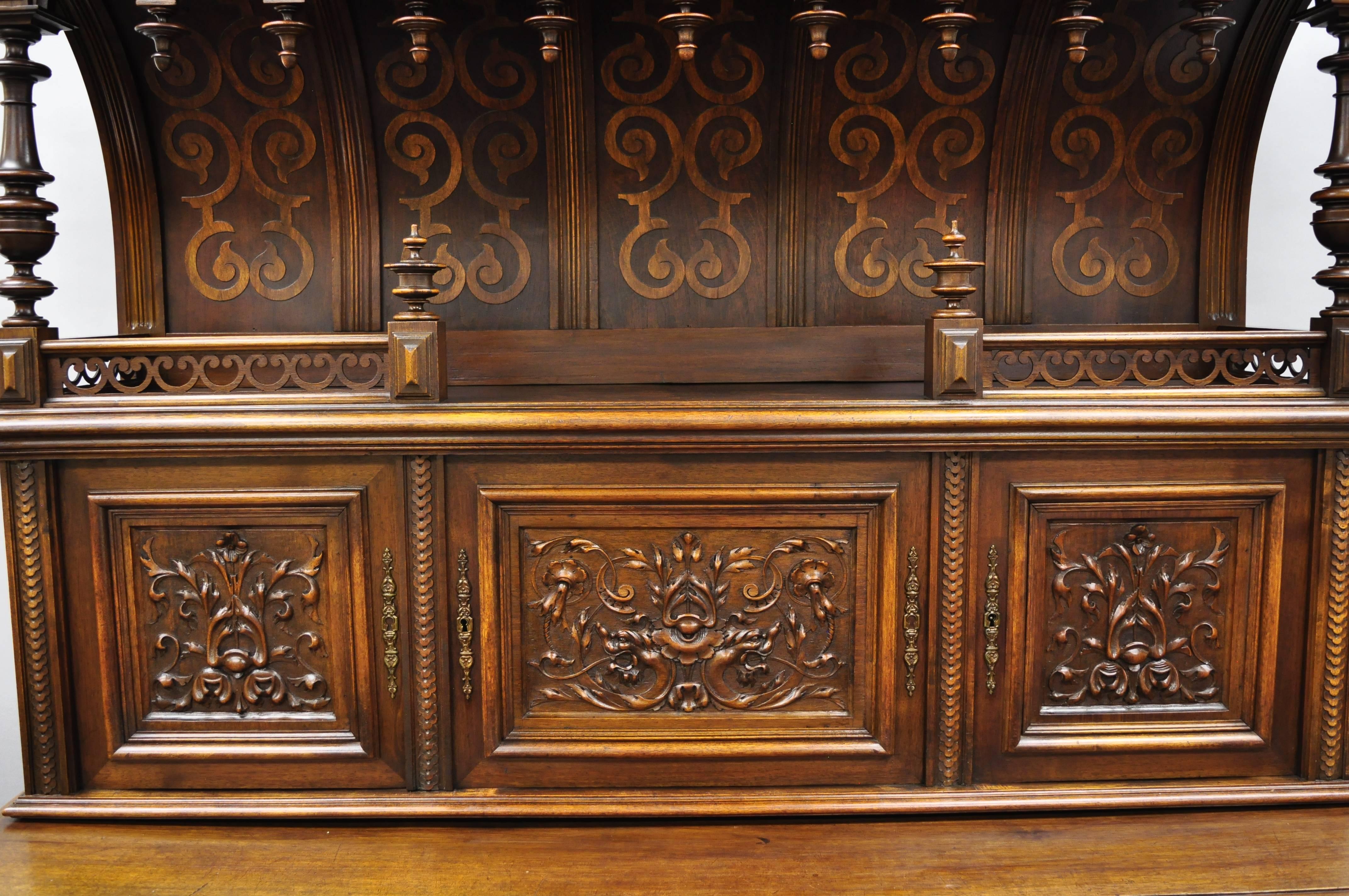 Neugotik Renaissance-Revival geschnitzt Nussbaumholz Griffin Sideboard Hutch Cabinet (Geschnitzt) im Angebot