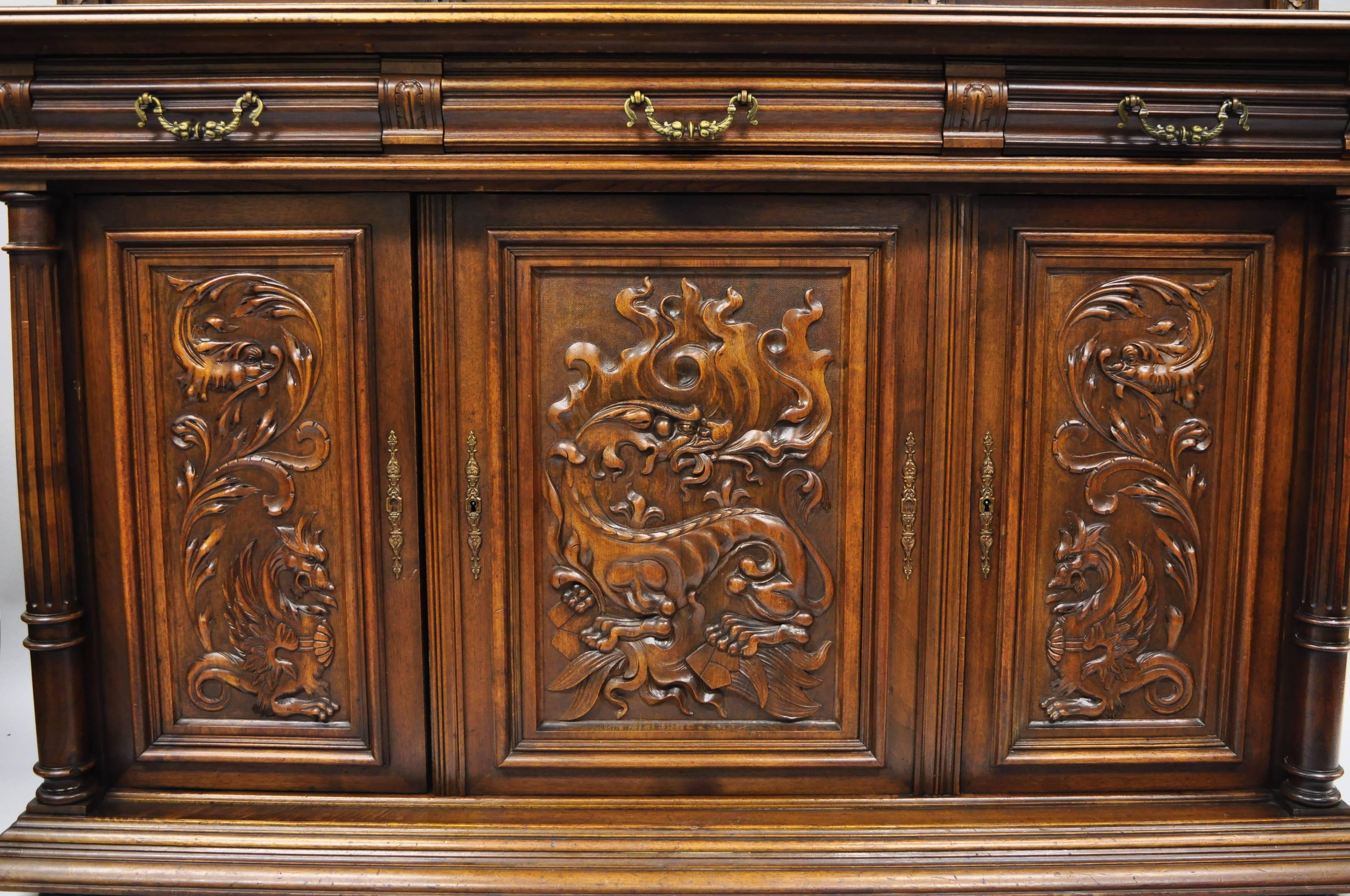 Neugotik Renaissance-Revival geschnitzt Nussbaumholz Griffin Sideboard Hutch Cabinet im Zustand „Gut“ im Angebot in Philadelphia, PA