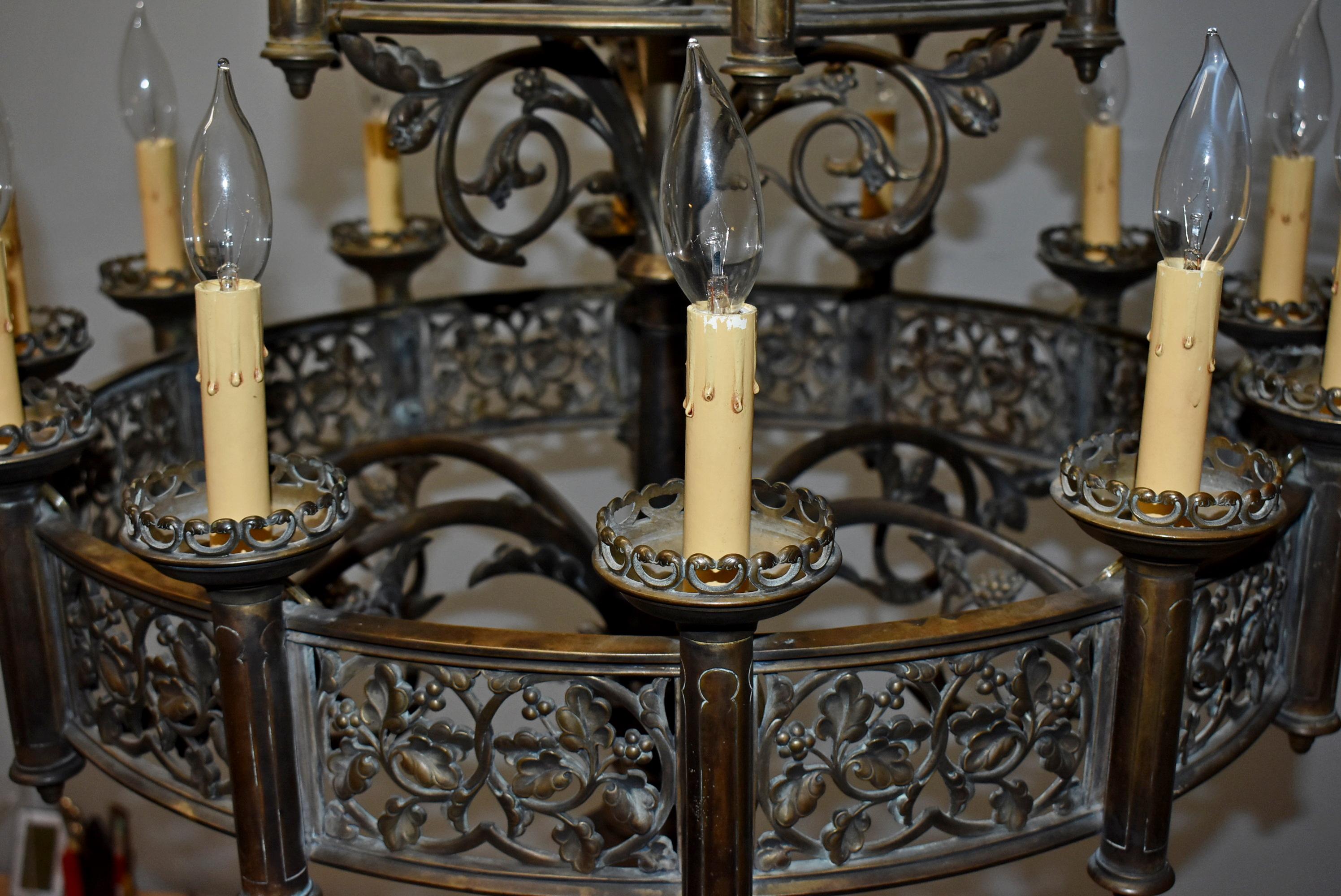 Lampadario in ottone a 18 luci Gothic Revival. Circa anni '20. Lampadario a due piani da 18 luci. Ottone con finitura originale. Dettagli su uva e vite. Ricablato con un cavo di terra. Coperchi per prese a goccia per candele. Ottime condizioni, in
