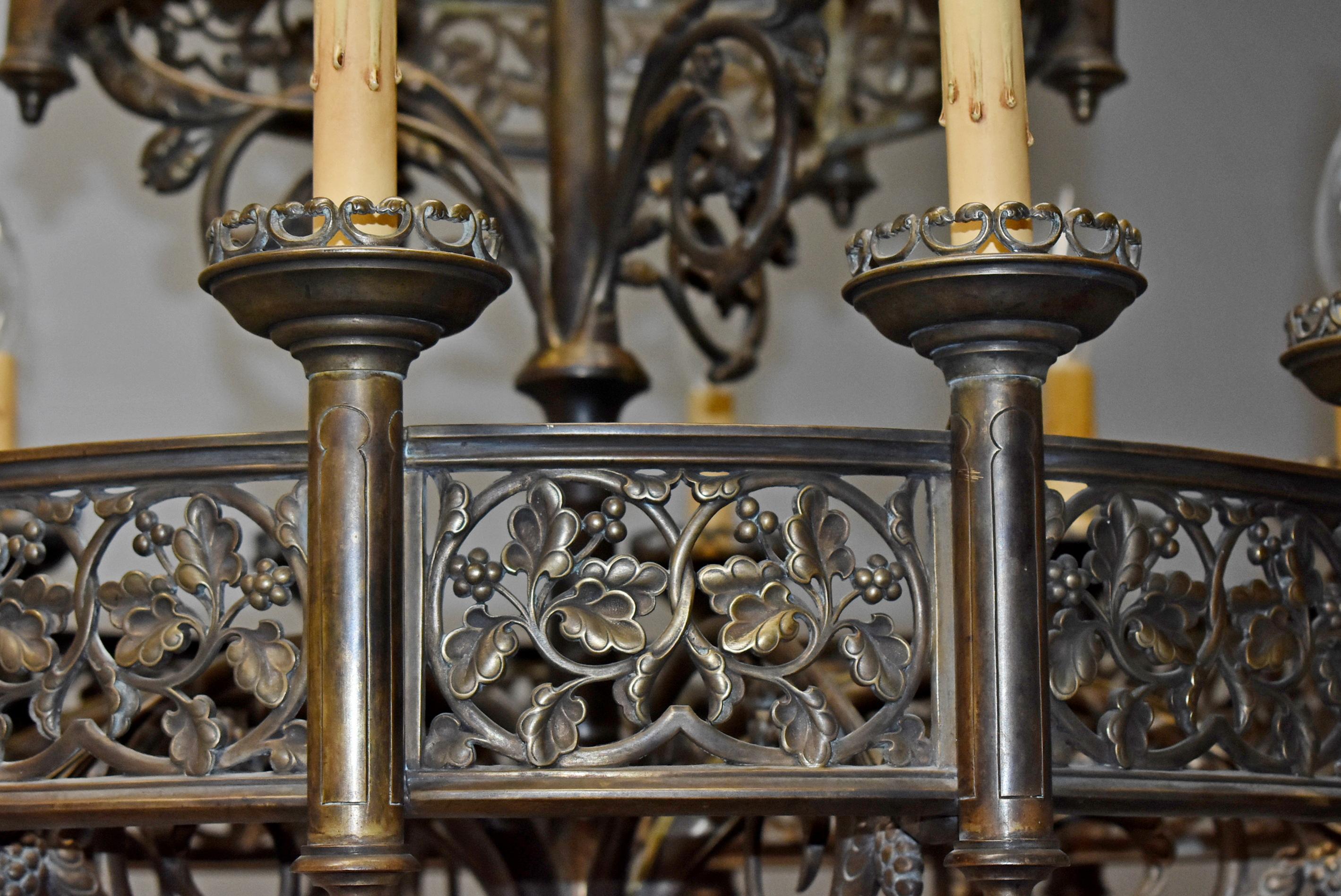 Neogotico Lampadario in ottone a 18 luci Gothic Revival, 46
