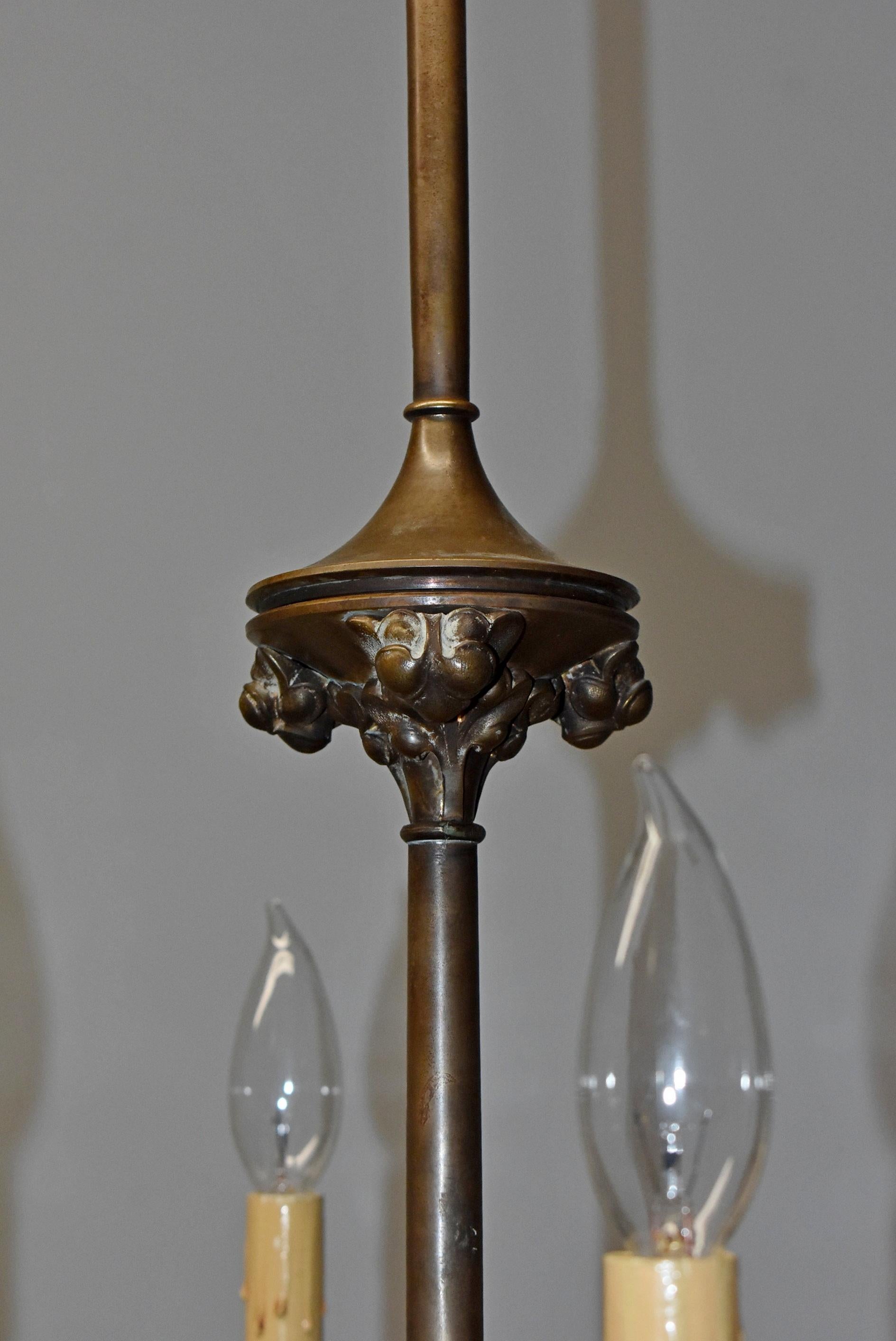 Inizio XX secolo Lampadario in ottone a 18 luci Gothic Revival, 46
