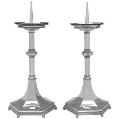 Candelieri in argento sterling del periodo Gothic Revival e Arts & Crafts - A. J. Wilkins