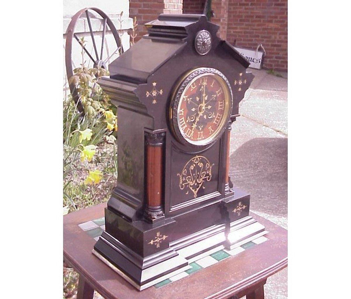 Néo-gothique Morris and Co, Dans le style d'une horloge de cheminée en marbre doré du mouvement esthétique en vente