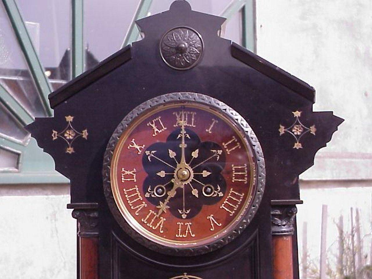 Sculpté à la main Morris and Co, Dans le style d'une horloge de cheminée en marbre doré du mouvement esthétique en vente