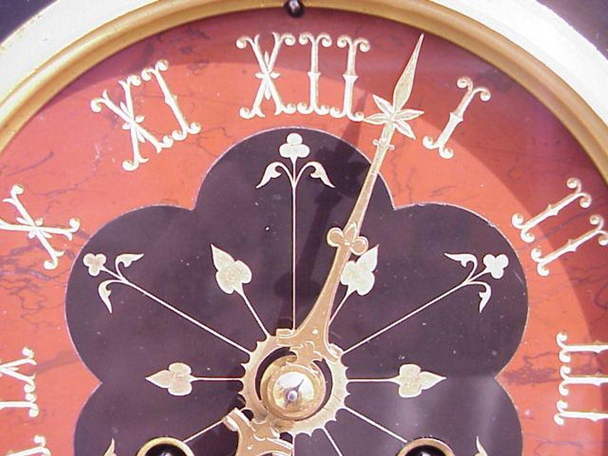 XIXe siècle Morris and Co, Dans le style d'une horloge de cheminée en marbre doré du mouvement esthétique en vente
