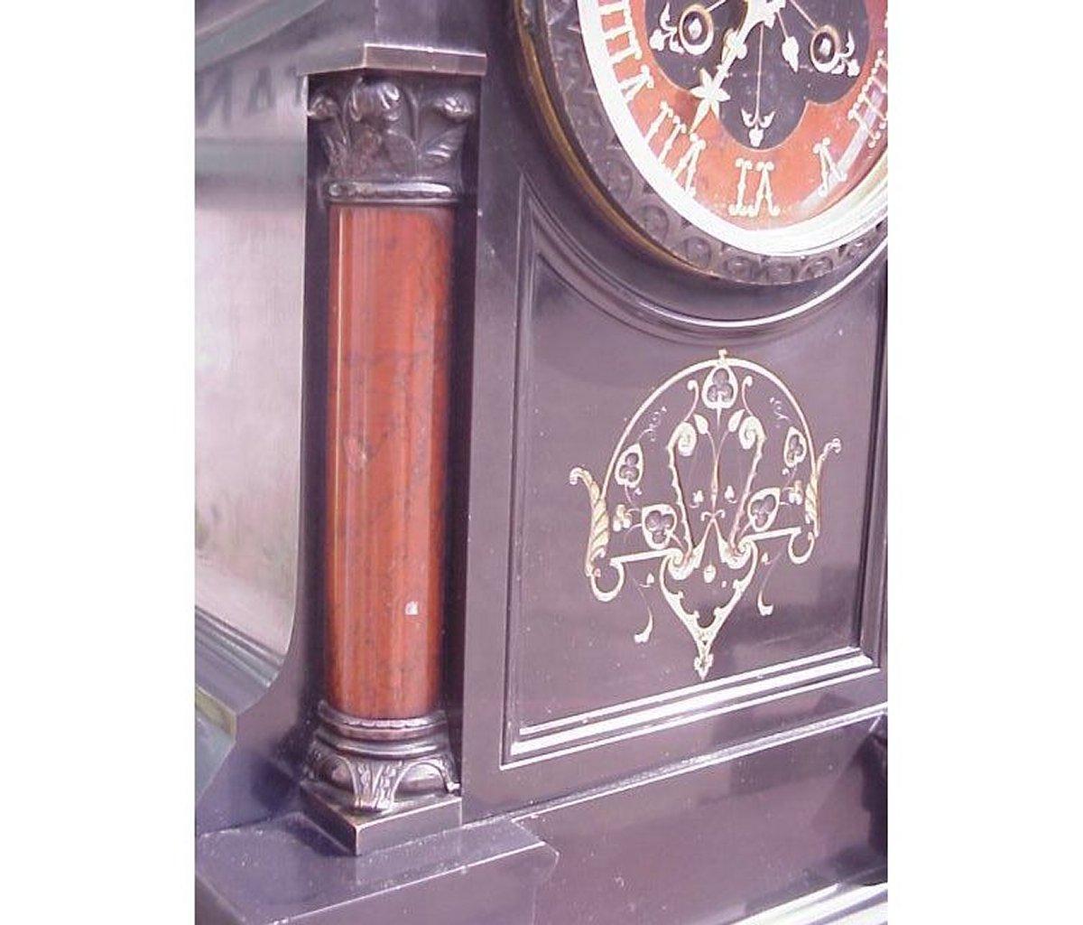 Marbre Morris and Co, Dans le style d'une horloge de cheminée en marbre doré du mouvement esthétique en vente