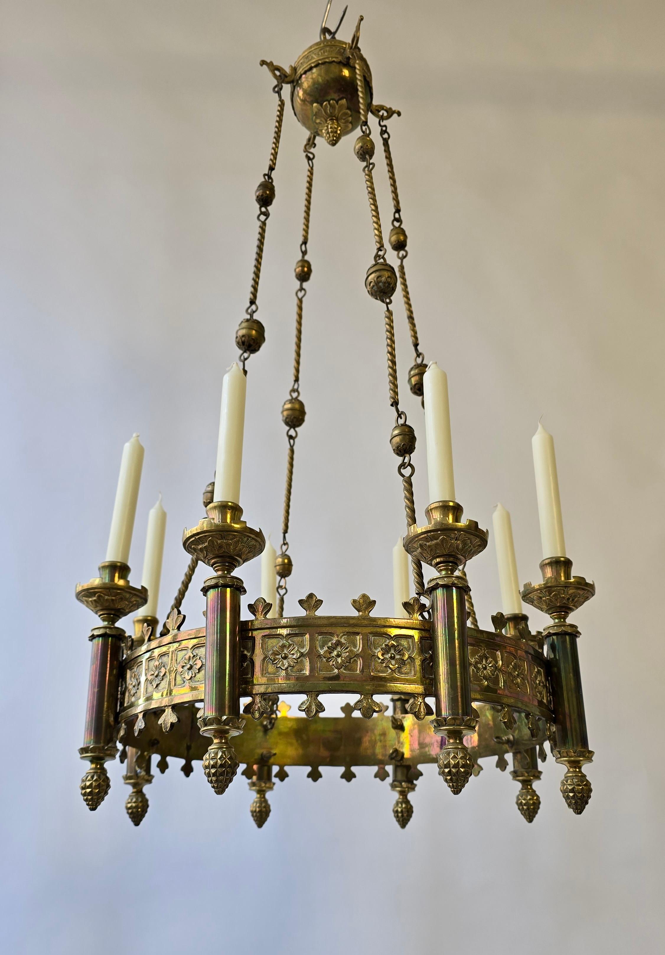 Antique Brass Chandelier in Gothic Style – France, 19th Century
A magnificent brass chandelier in Gothic style, dating from 19th century France. This masterpiece is designed to hold 6 candles and exudes a majestic, historical atmosphere.

The
