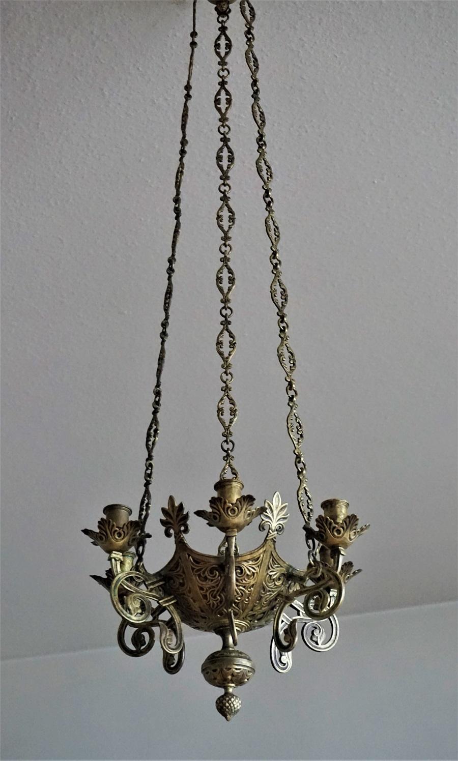 Lustre d'église en bronze et laiton de style néo-gothique / lampe de sanctuaire suspendue, Espagne, milieu du XVIIIe siècle, provenant probablement d'une famille possédant une chapelle privée. Corps en forme de couronne entouré de six chandeliers.