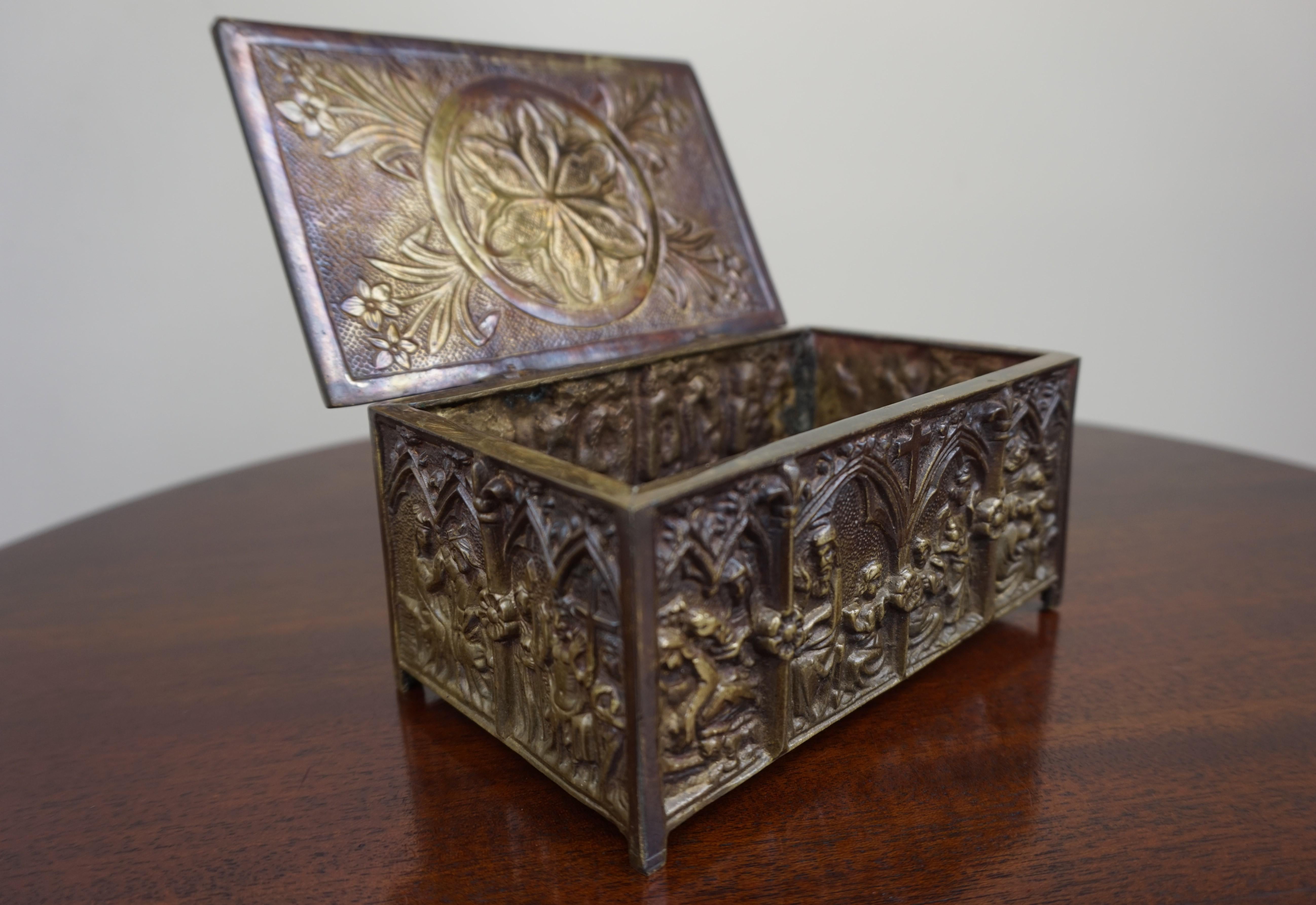 Boîte à bijoux néo-gothique en bronze avec scènes bibliques dans des panneaux de fenêtre d'église 1