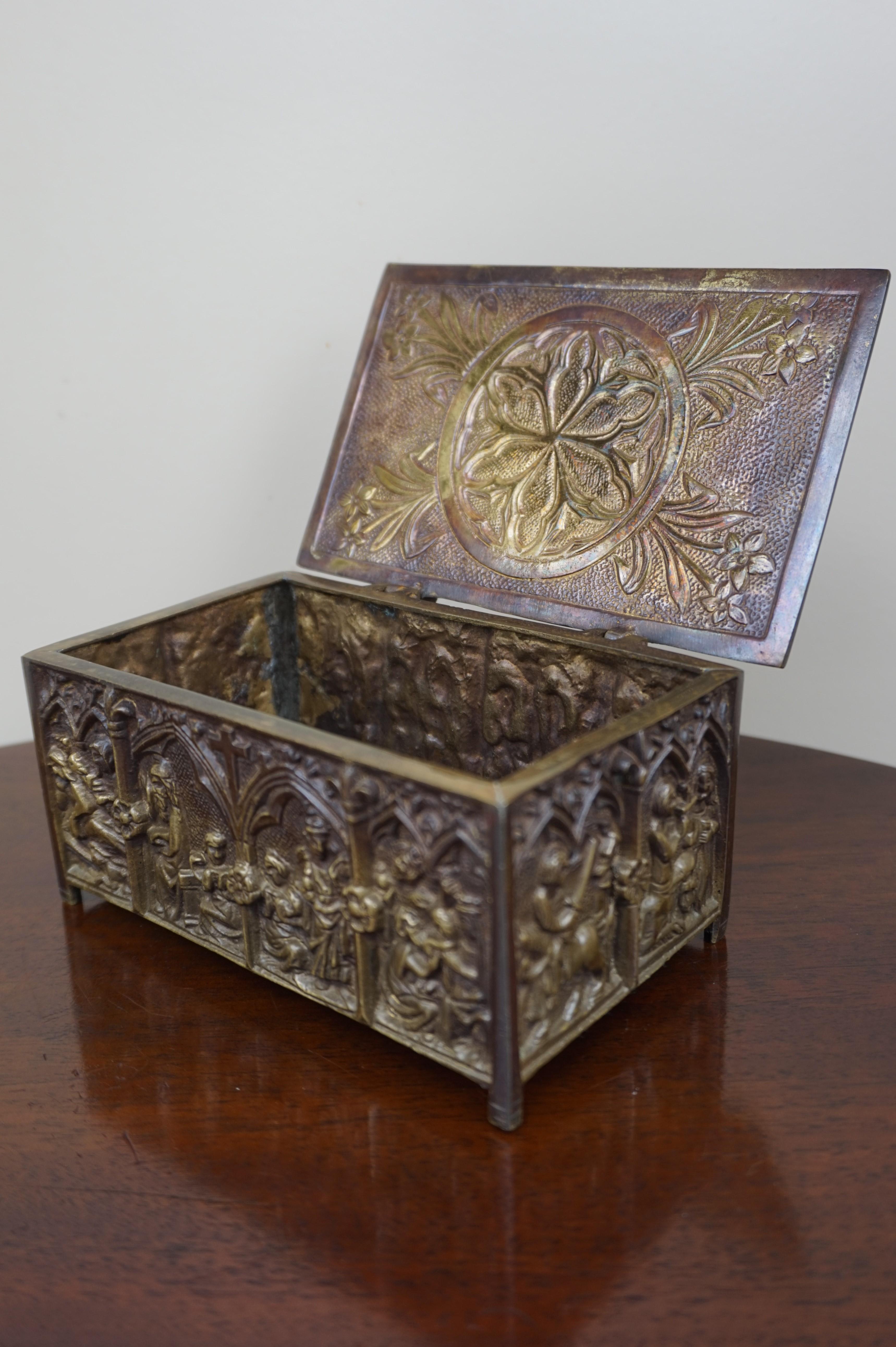 Boîte à bijoux néo-gothique en bronze avec scènes bibliques dans des panneaux de fenêtre d'église 2