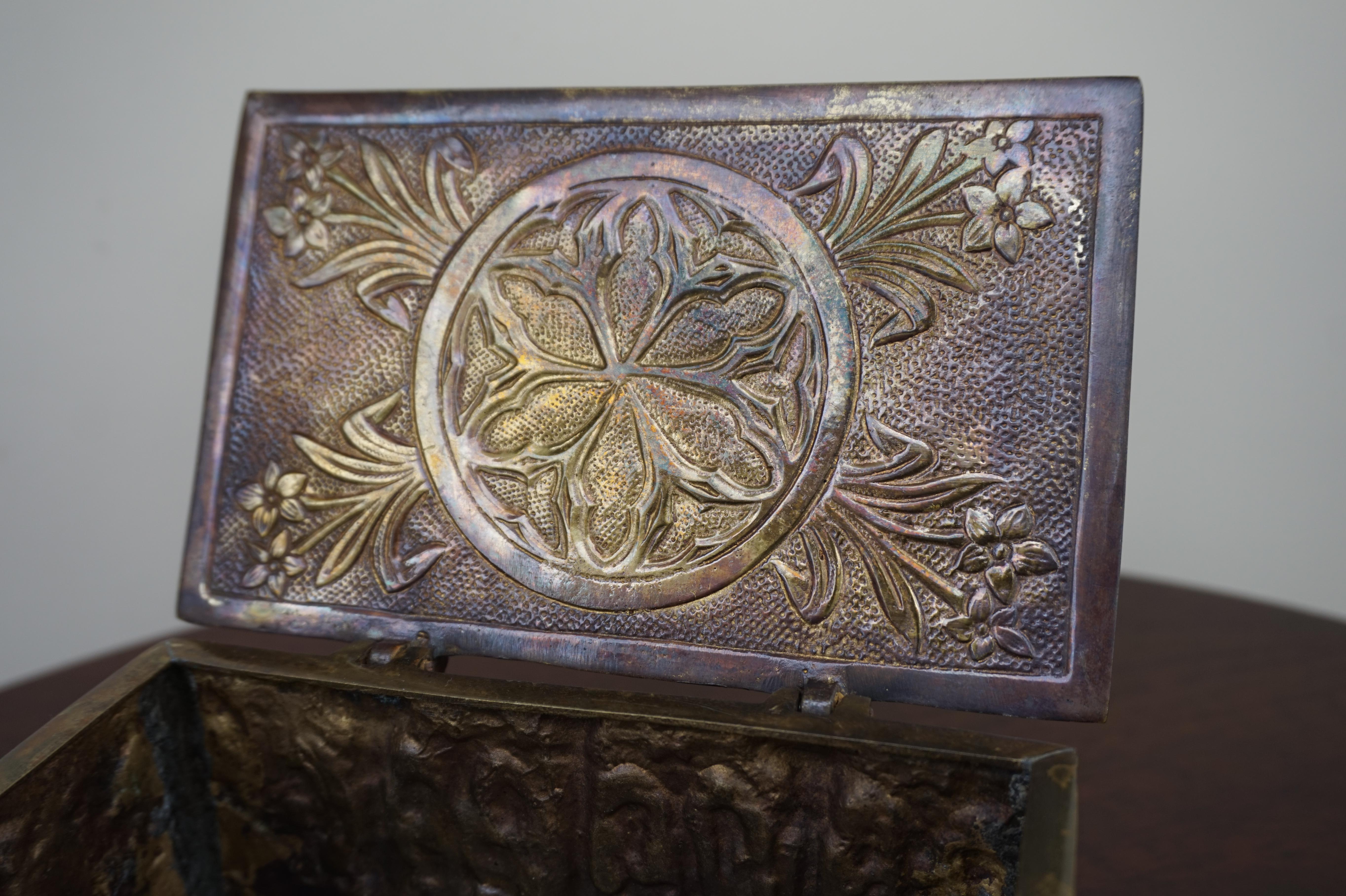Boîte à bijoux néo-gothique en bronze avec scènes bibliques dans des panneaux de fenêtre d'église 7