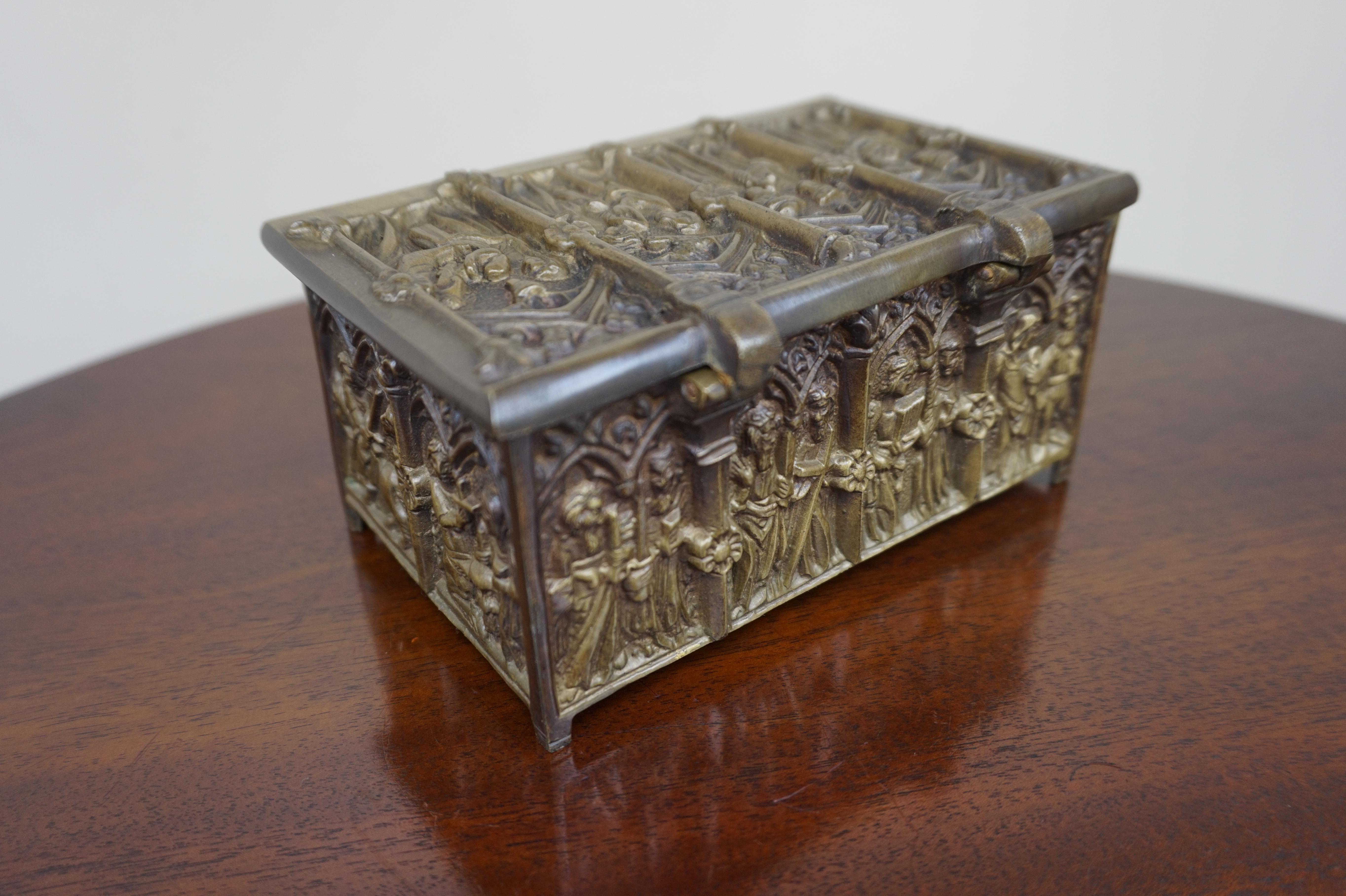 Boîte à bijoux néo-gothique en bronze avec scènes bibliques dans des panneaux de fenêtre d'église 9