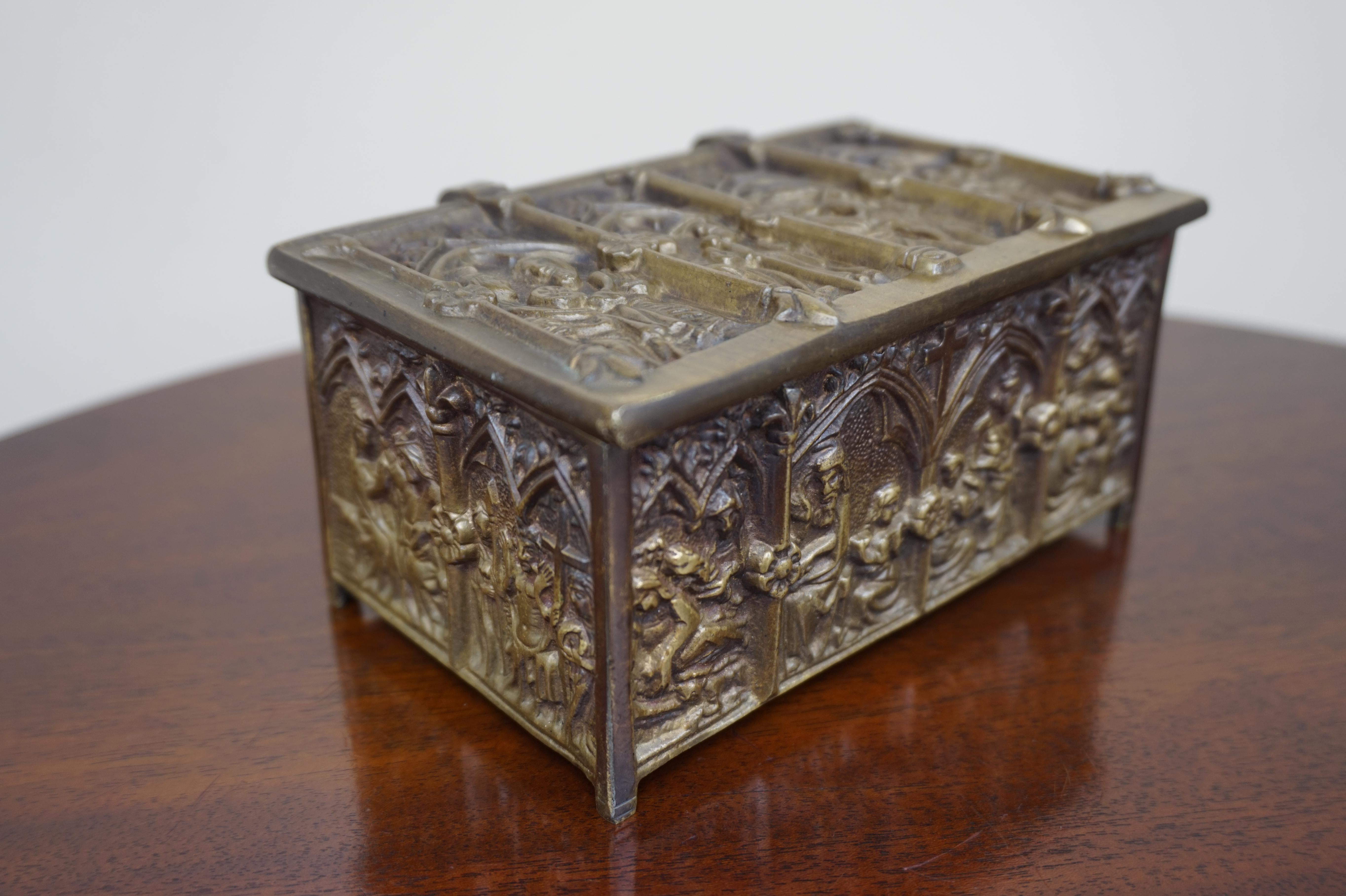 Boîte à bijoux néo-gothique en bronze avec scènes bibliques dans des panneaux de fenêtre d'église 10