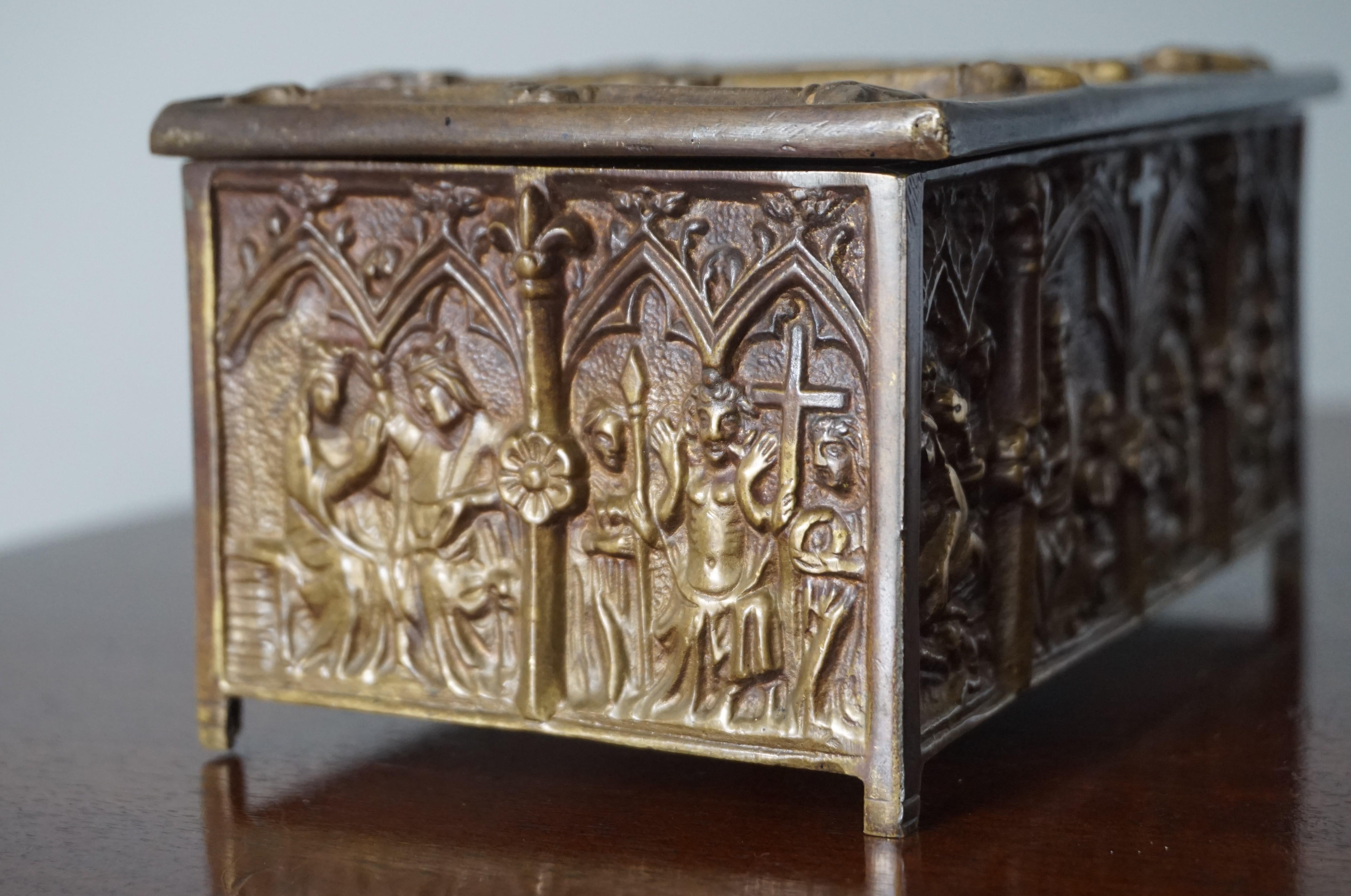 Bronze Boîte à bijoux néo-gothique en bronze avec scènes bibliques dans des panneaux de fenêtre d'église