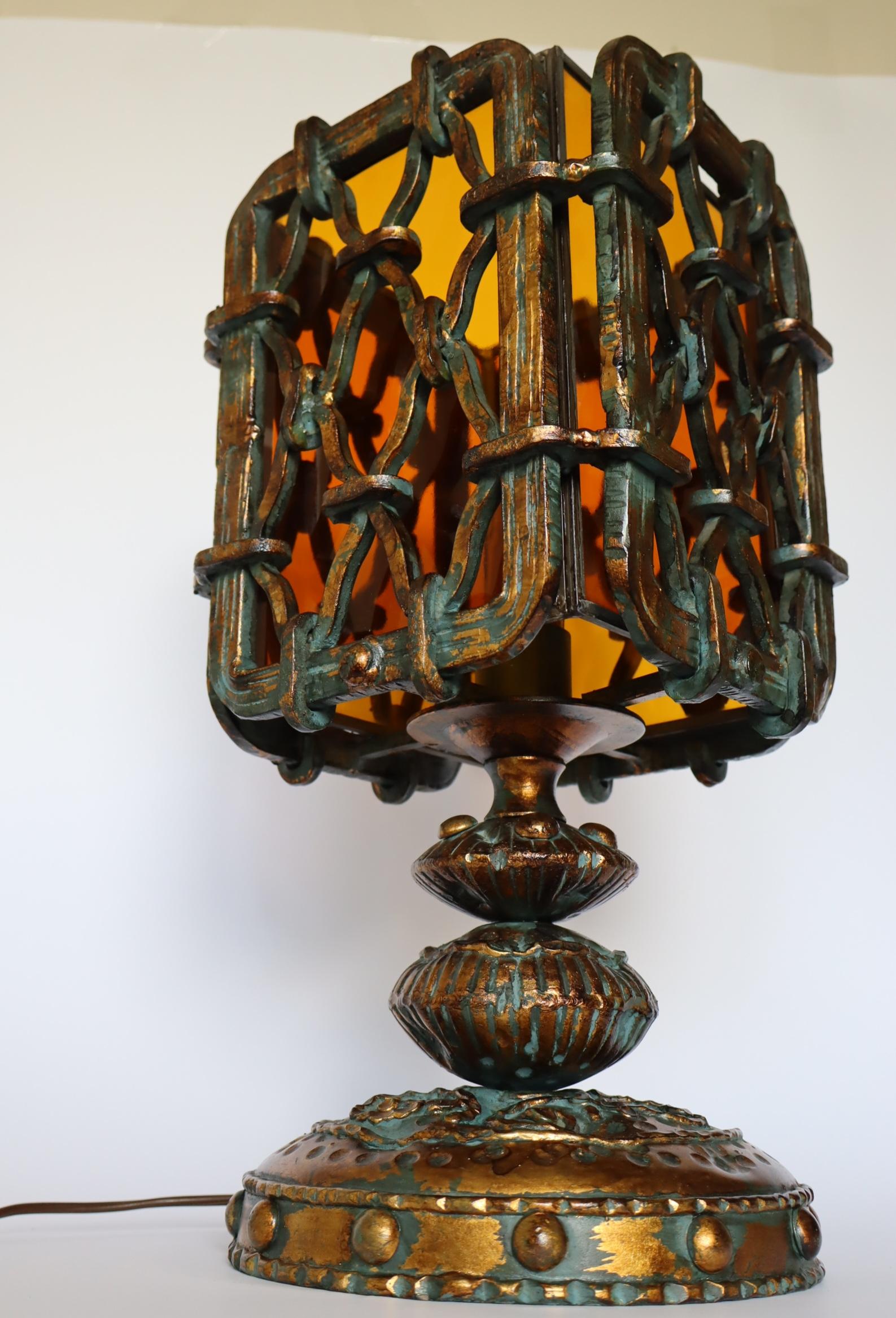 Lampe de table en bronze de style néo-gothique ou brutaliste

Aspect médiéval

Bronze patiné et coulé.

Probablement d'origine espagnole, 1960-1970

L'abat-jour intérieur en verre peut être retiré.

14,1 kg

Câblage d'origine avec nouvel