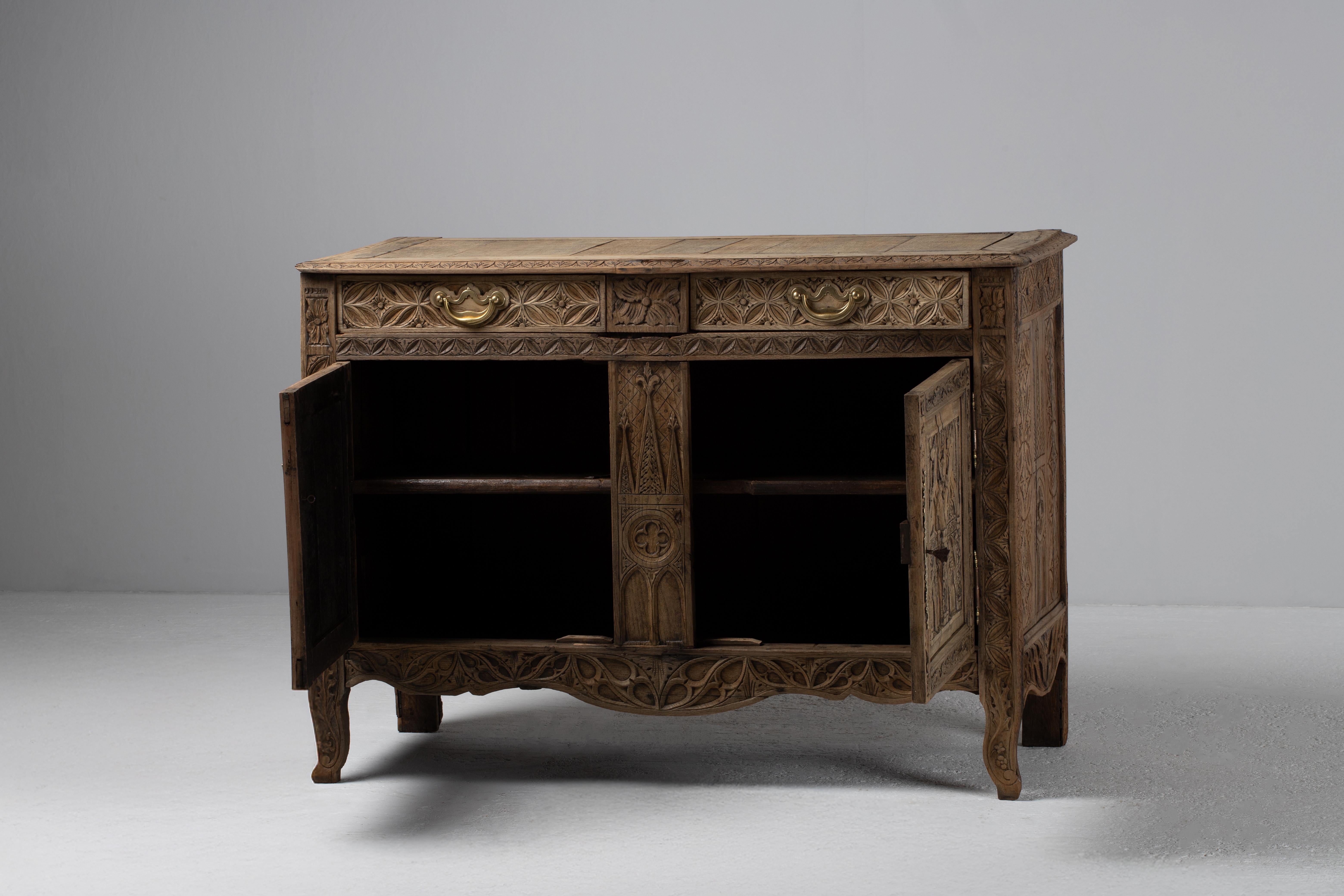Français Gothic Revival Buffet in Carved Oak, France, Late 19th Century en vente