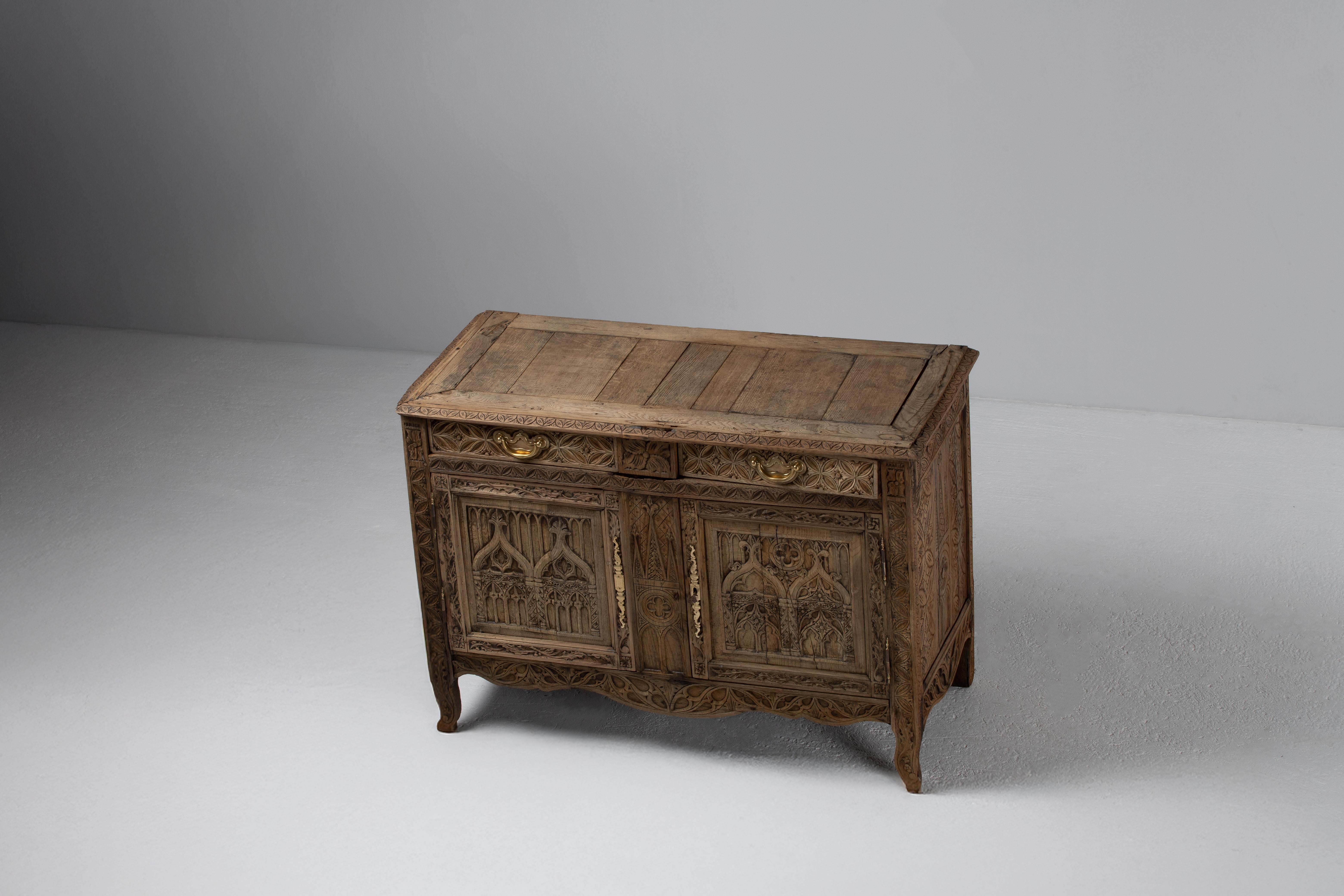 Sculpté Gothic Revival Buffet in Carved Oak, France, Late 19th Century en vente
