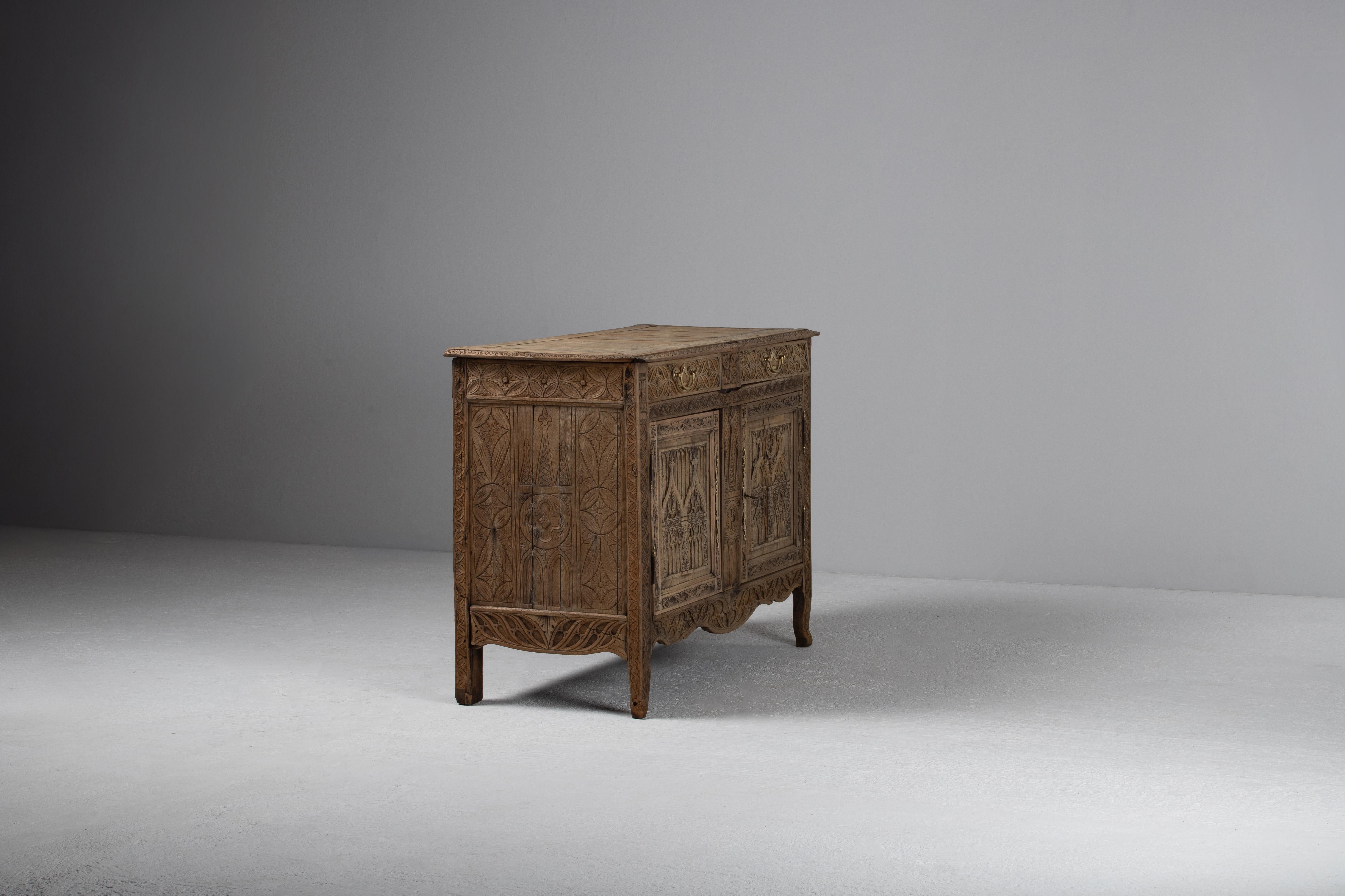 Gothic Revival Buffet in Carved Oak, France, Late 19th Century Bon état - En vente à Kaštel Sućurac, Splitsko-dalmatinska županija