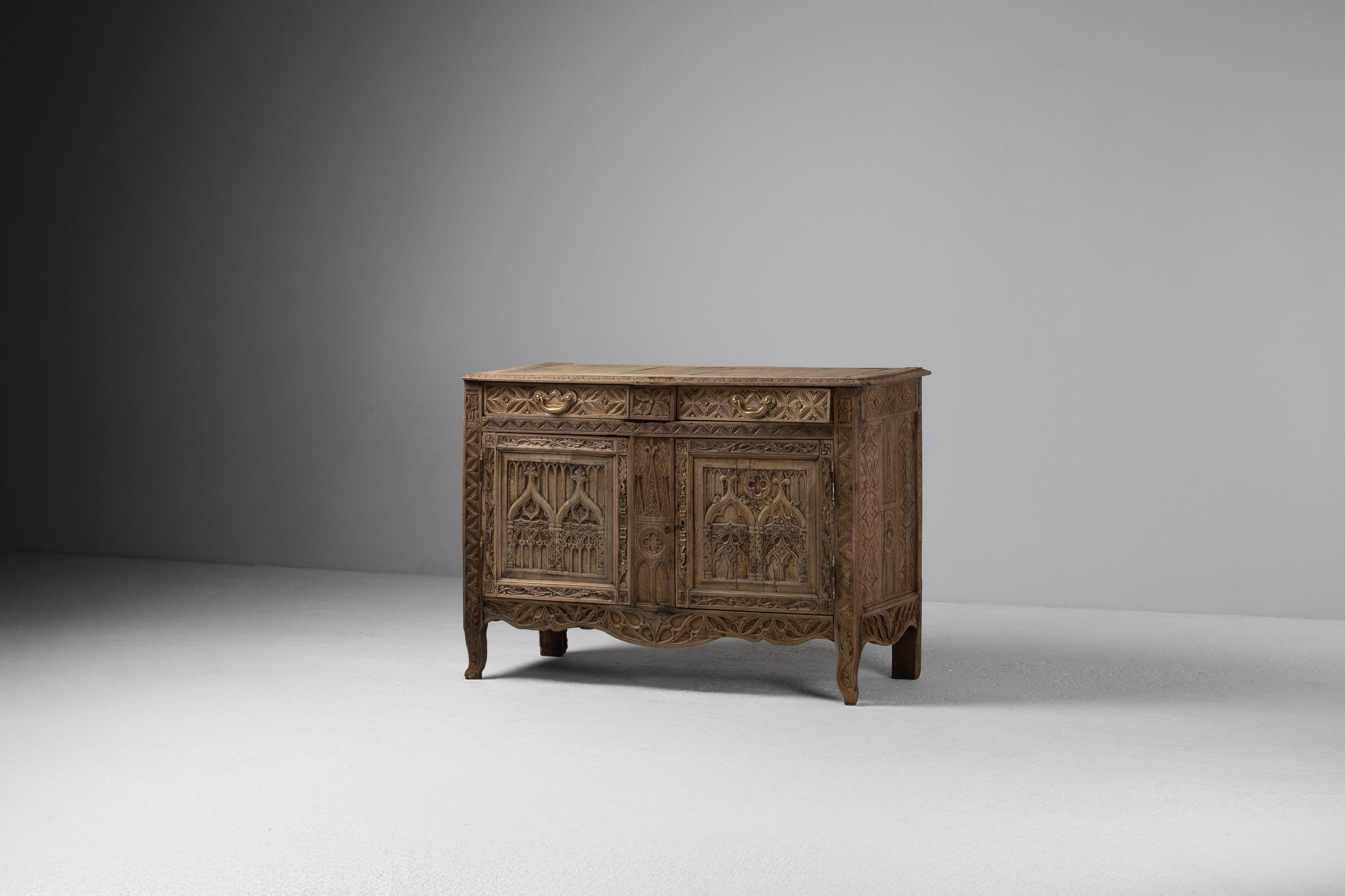 XIXe siècle Gothic Revival Buffet in Carved Oak, France, Late 19th Century en vente