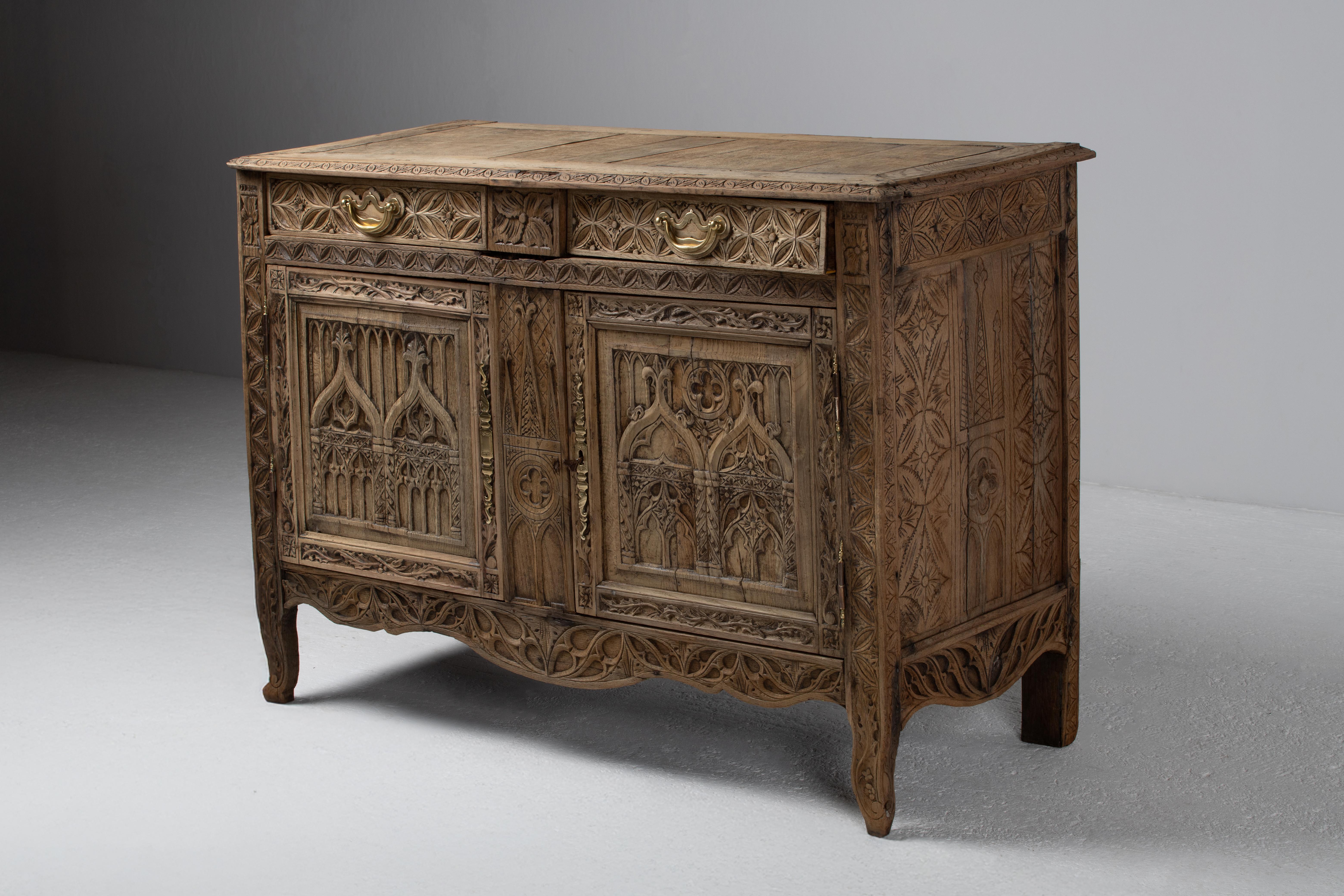 Chêne Gothic Revival Buffet in Carved Oak, France, Late 19th Century en vente