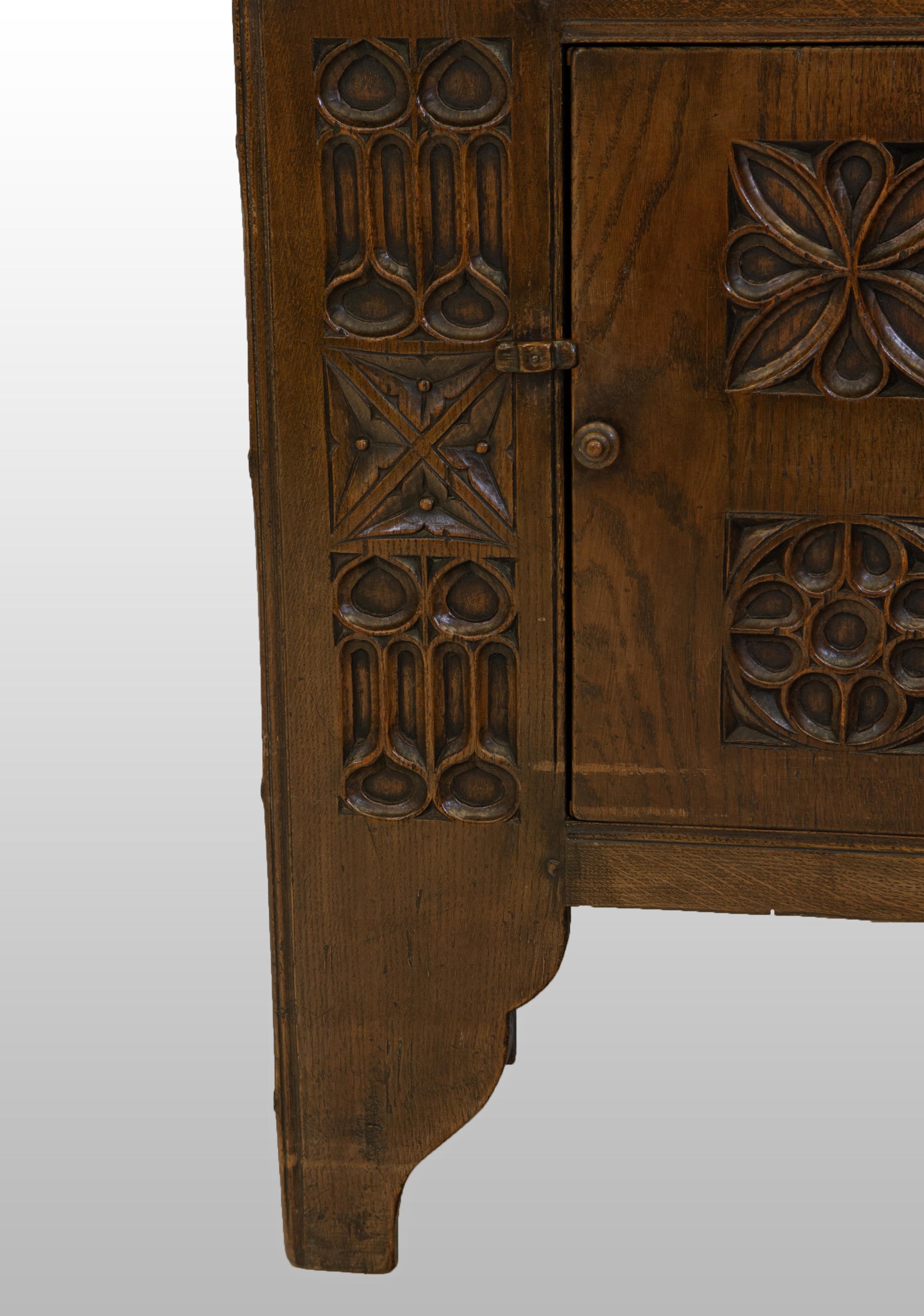 Gothic Revival Carved Oak Cabinet 20th Century In Good Condition For Sale In Norwich, GB