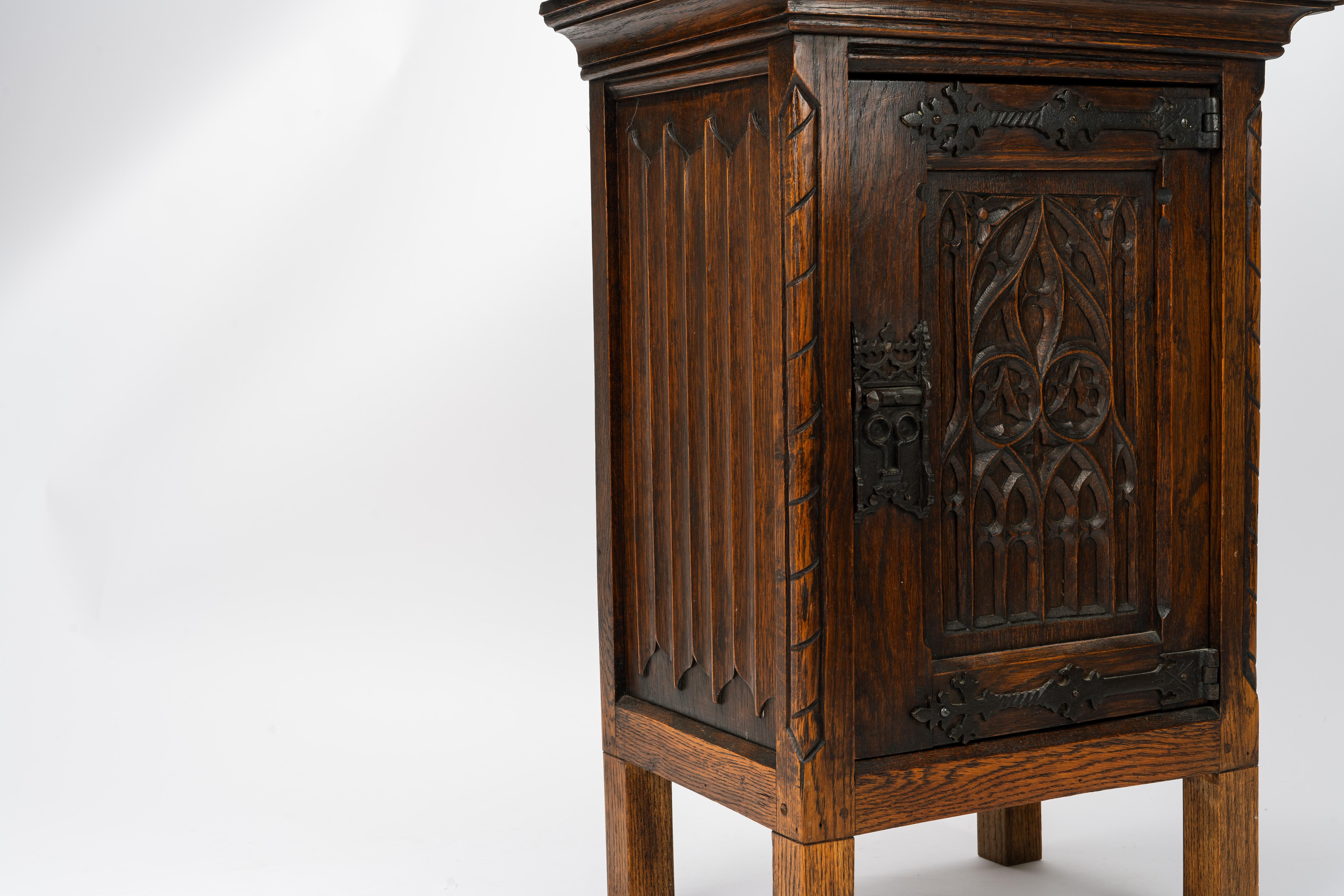 Gothic Revival Carved Oak Reliquary Side Table Nightstand For Sale 4