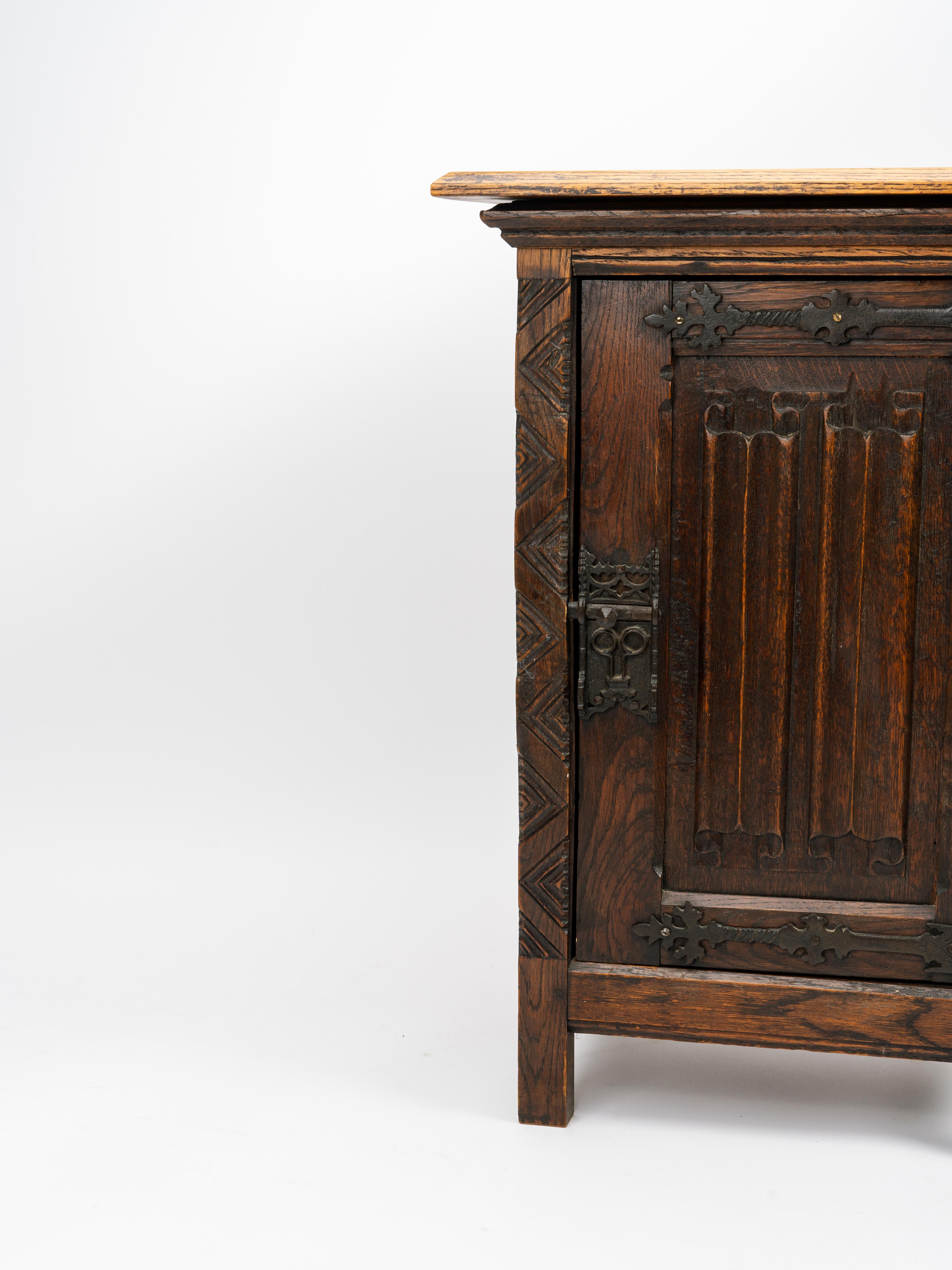 Gothic Revival Carved Oak Reliquary Side Table Nightstand For Sale 5