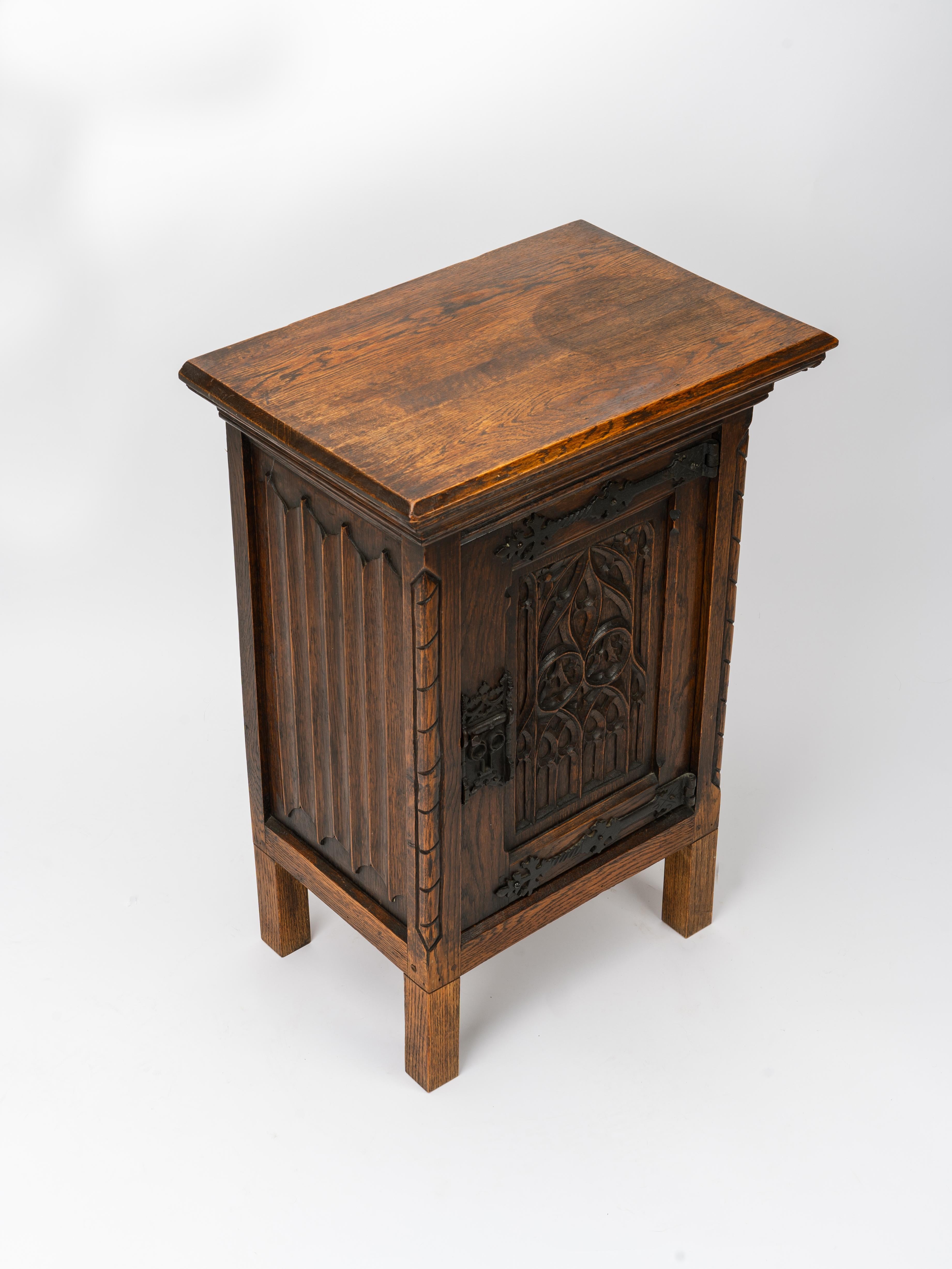 Gothic Revival Carved Oak Reliquary Side Table Nightstand For Sale 5