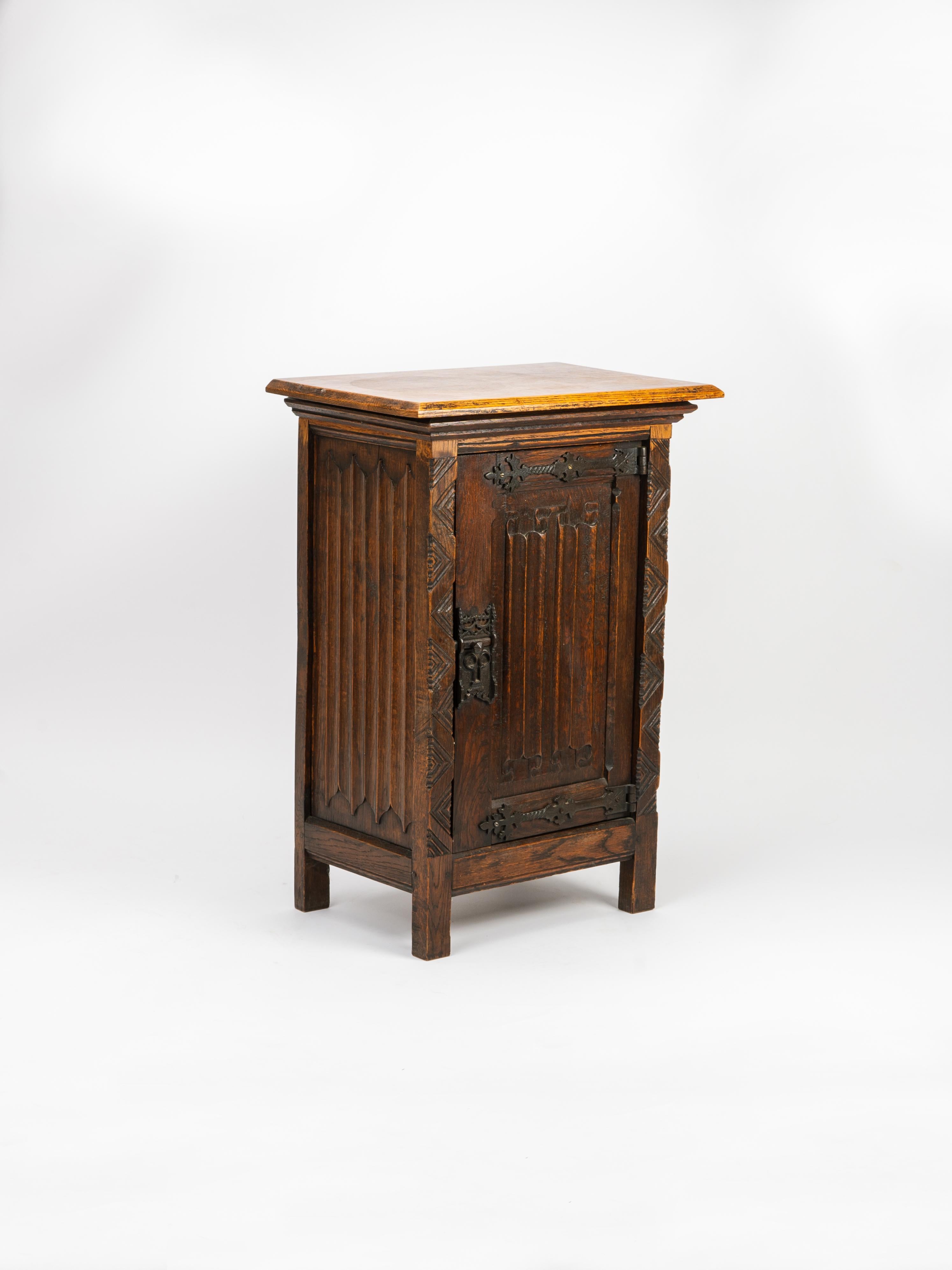 Hand-Carved Gothic Revival Carved Oak Reliquary Side Table Nightstand For Sale